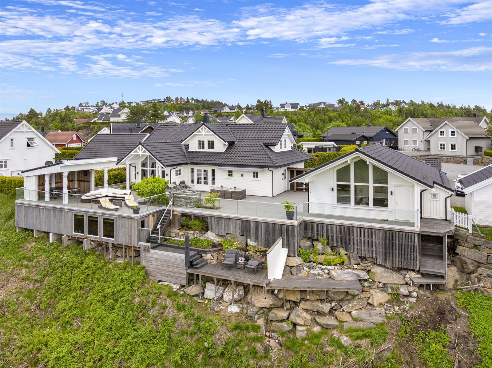 Eiendommen har en stor terrasse på 190 m² med flere soner, utestue og en fri, usjenert utsikt mot naturen og heiene i området.
Foto: Hallvard Rimereit Galleribilde