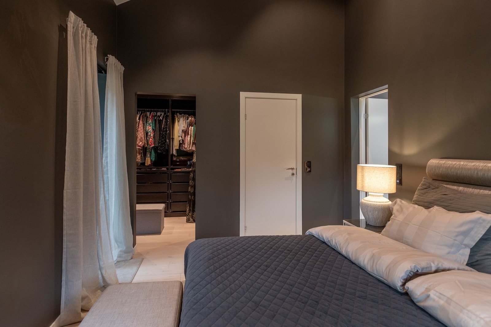 Fra hovedsoverommet har man utgang til terrasse, samt en romslig walk-in-garderobe Galleribilde