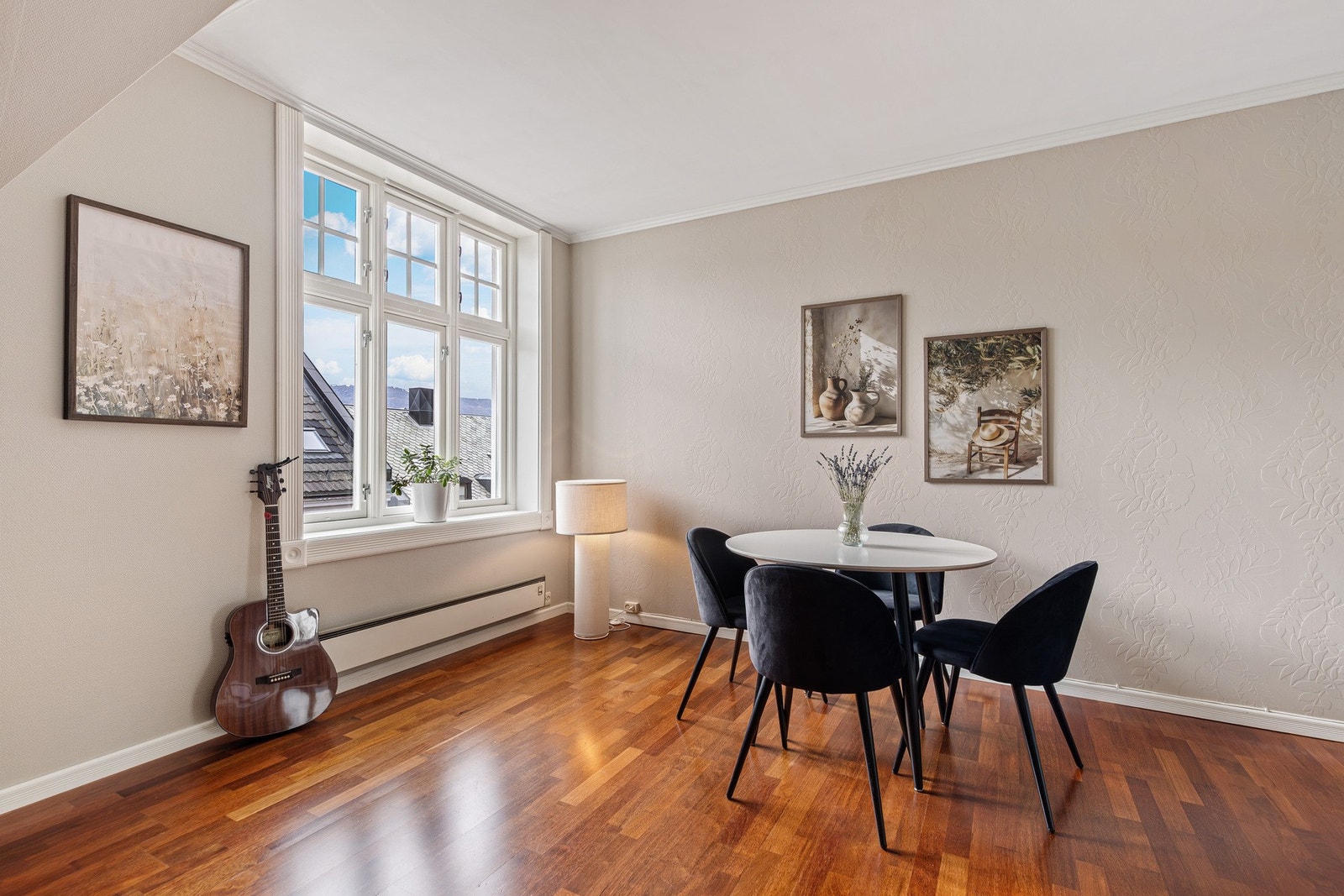 Store vindusflater slipper inn mye naturlig lys. Galleribilde