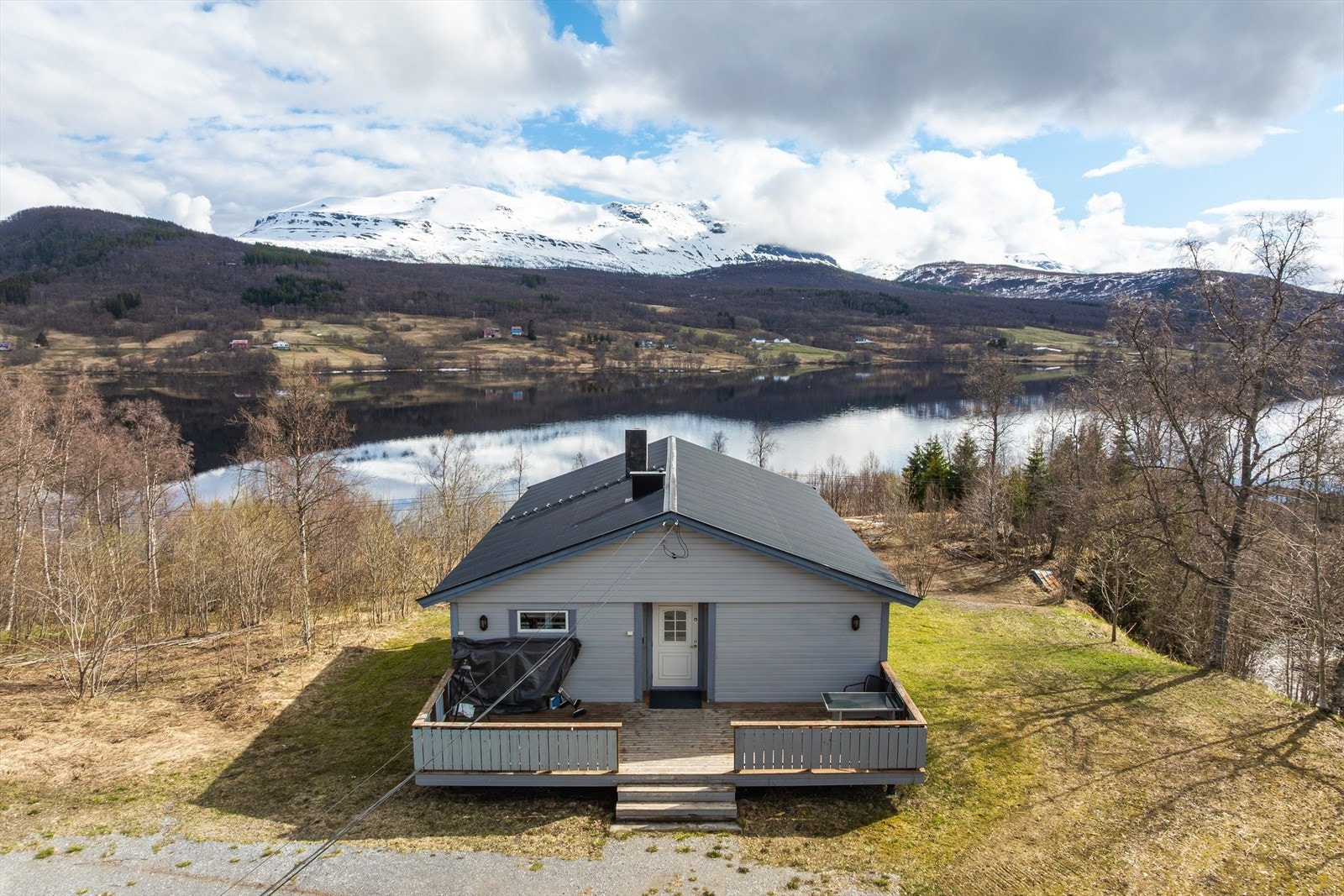 Boligen ligger i landlige og naturskjønne omgivelser med nærhet til både fjord, skog og flotte turområder! Galleribilde