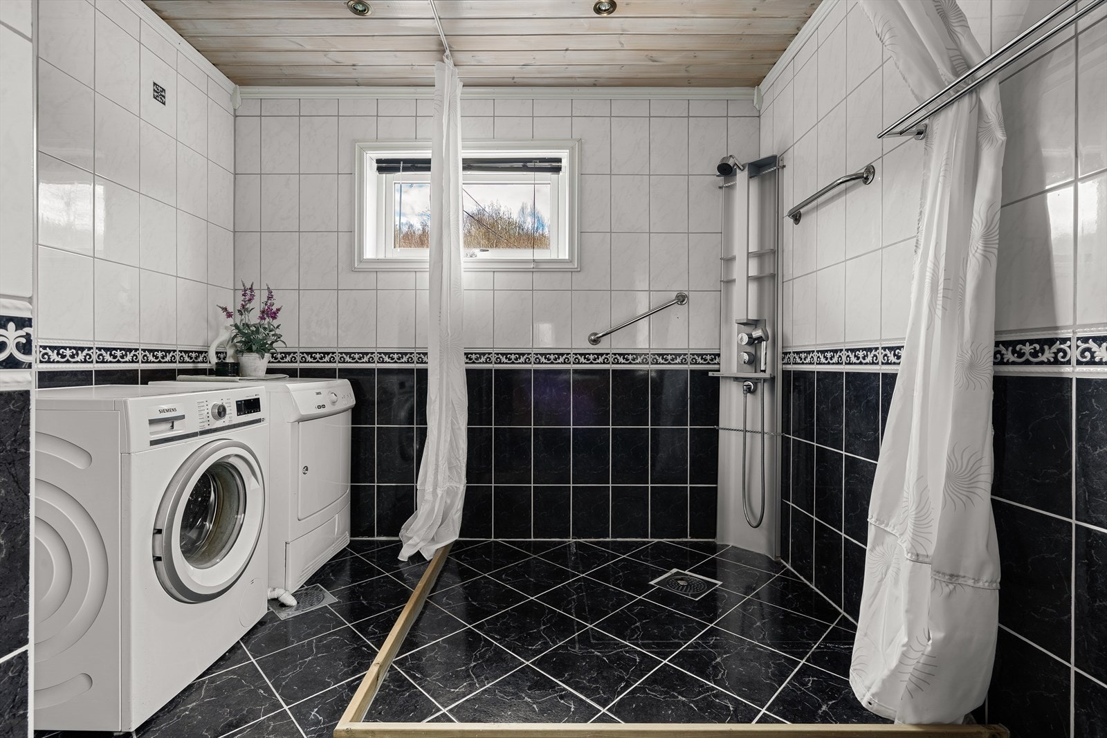 Badet har romslig dusjsone, og god plass til vask/tørk Galleribilde