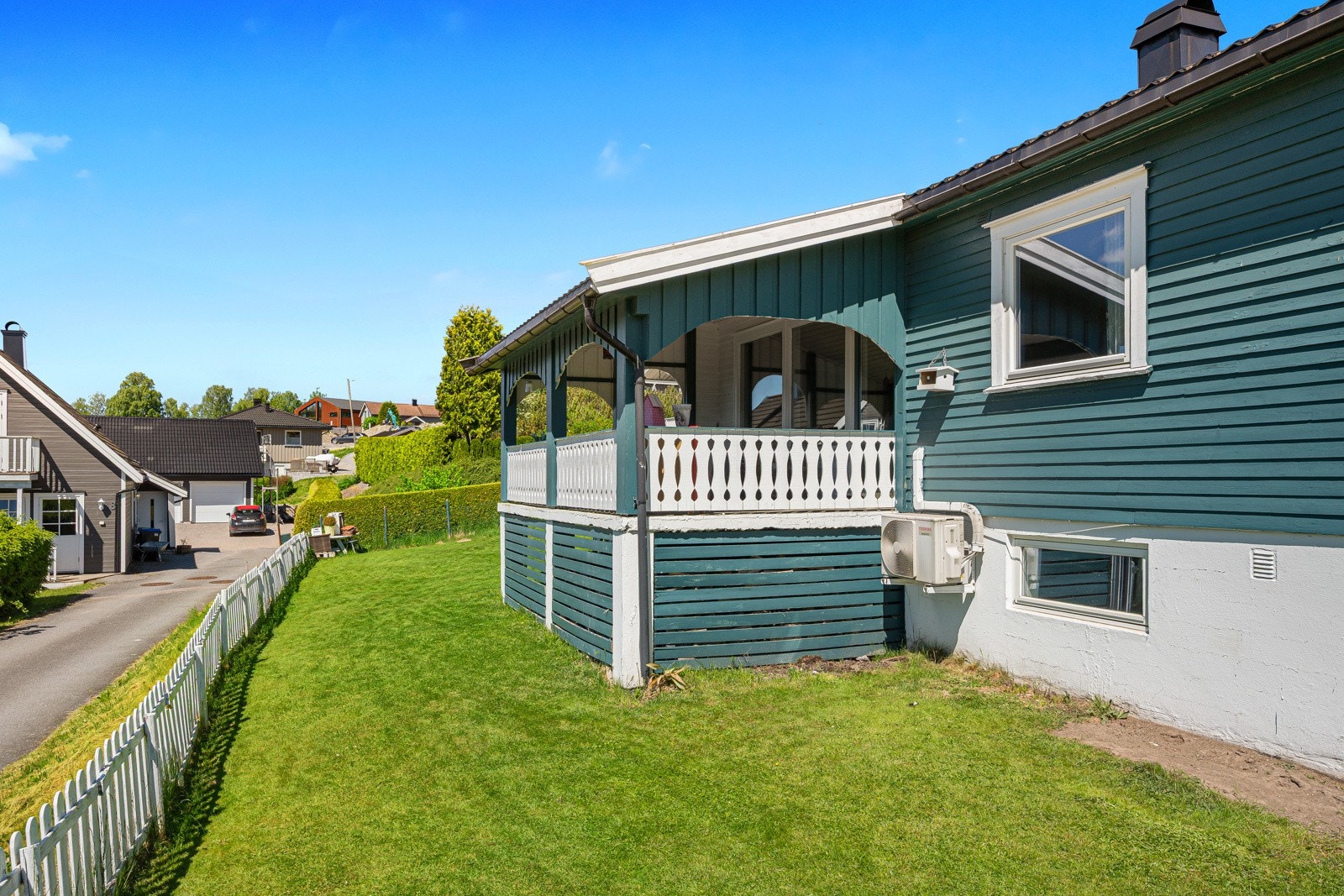 Romslig overbygd terrasse med gode solforhold Galleribilde
