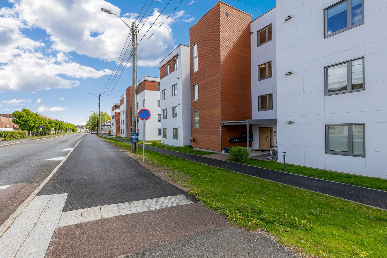 Hyggelig inngangsparti og kort vei til busstopp Galleribilde
