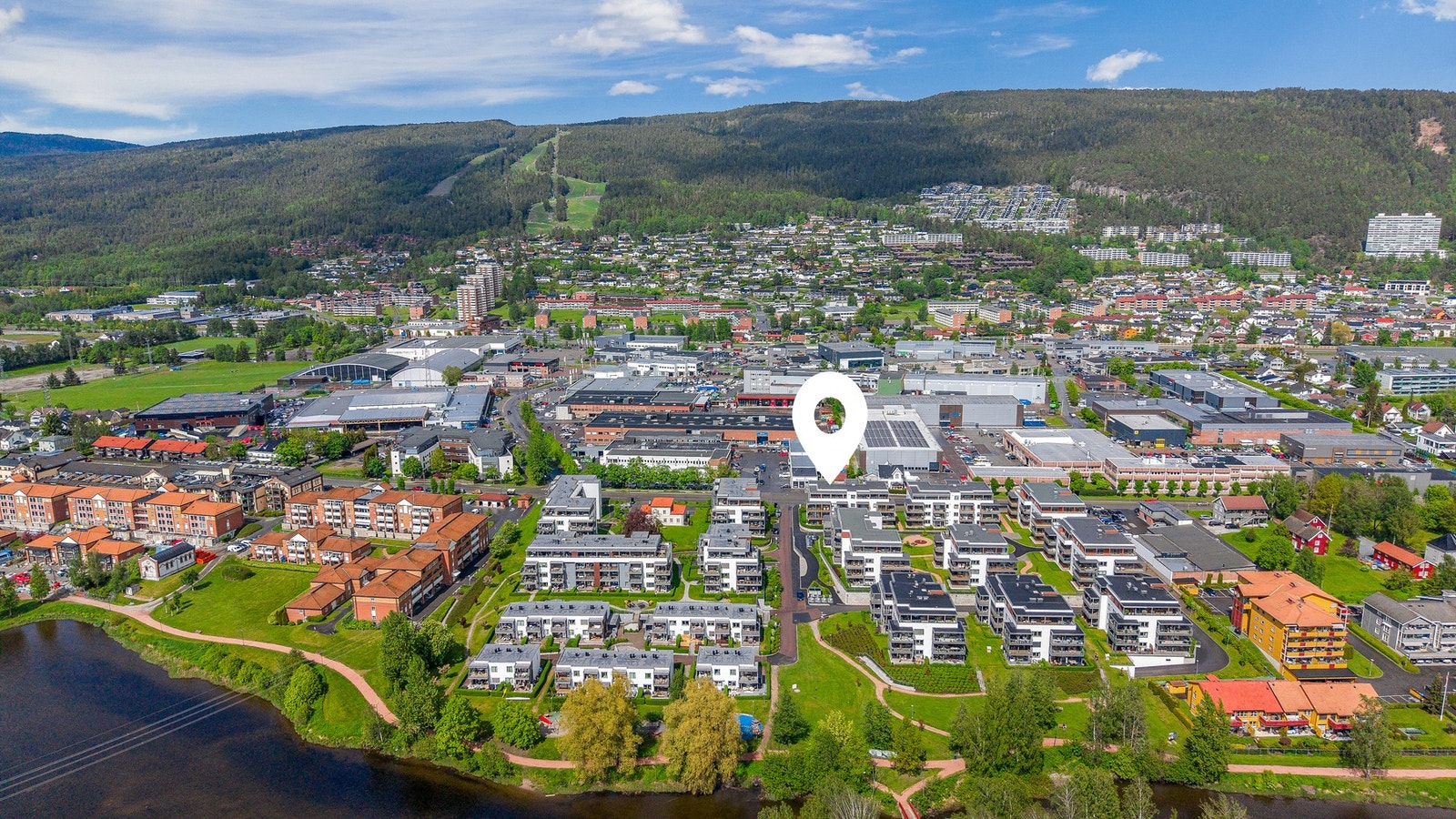 Bussforbindelsen er god. Ca. 200 m fra boligen ligger Sølfast busstopp hvor linje 5 stopper Galleribilde