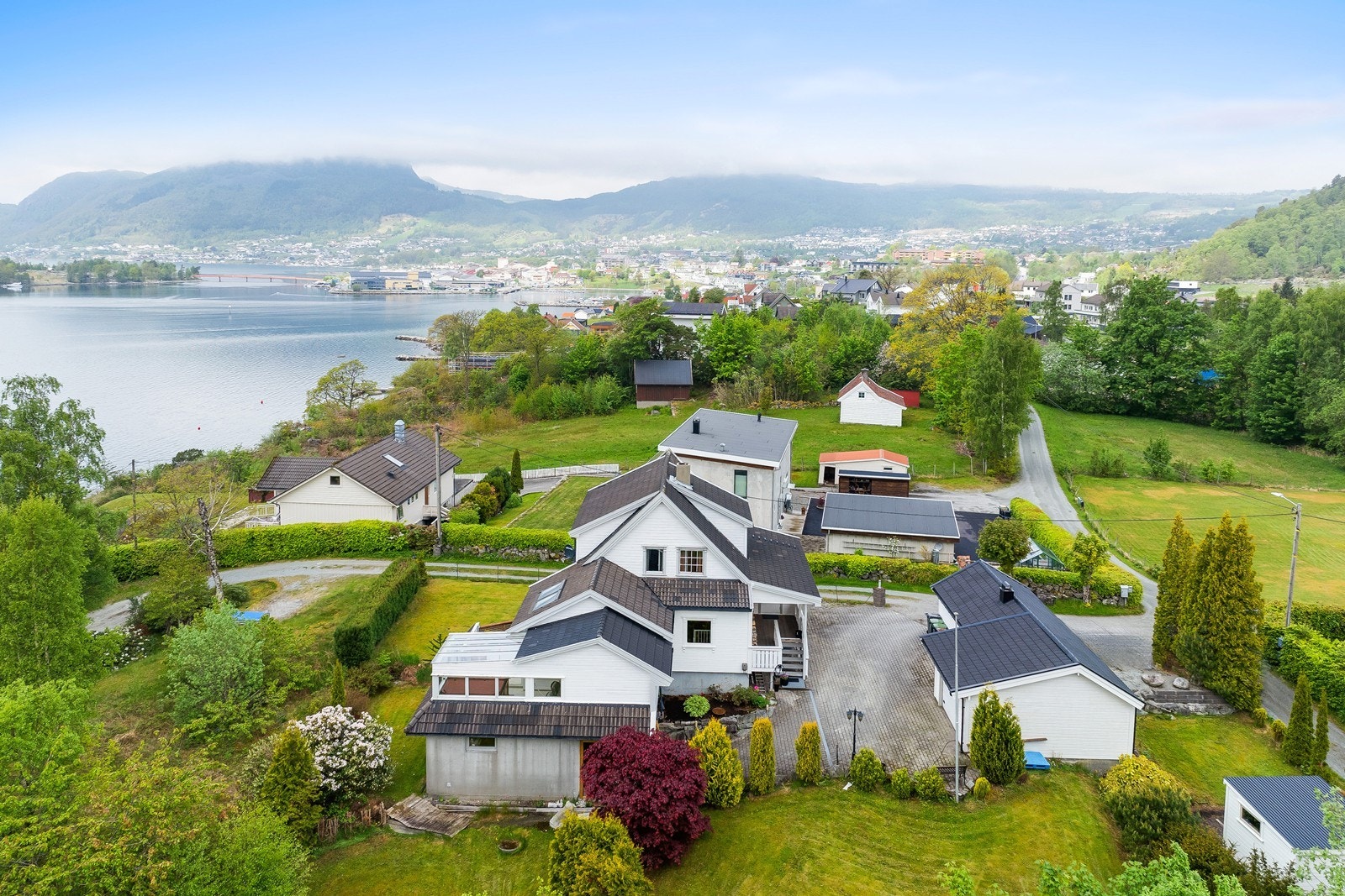 Nydelig beliggenhet med utsikt mot fjorden og det vakre landskapet rundt. Galleribilde