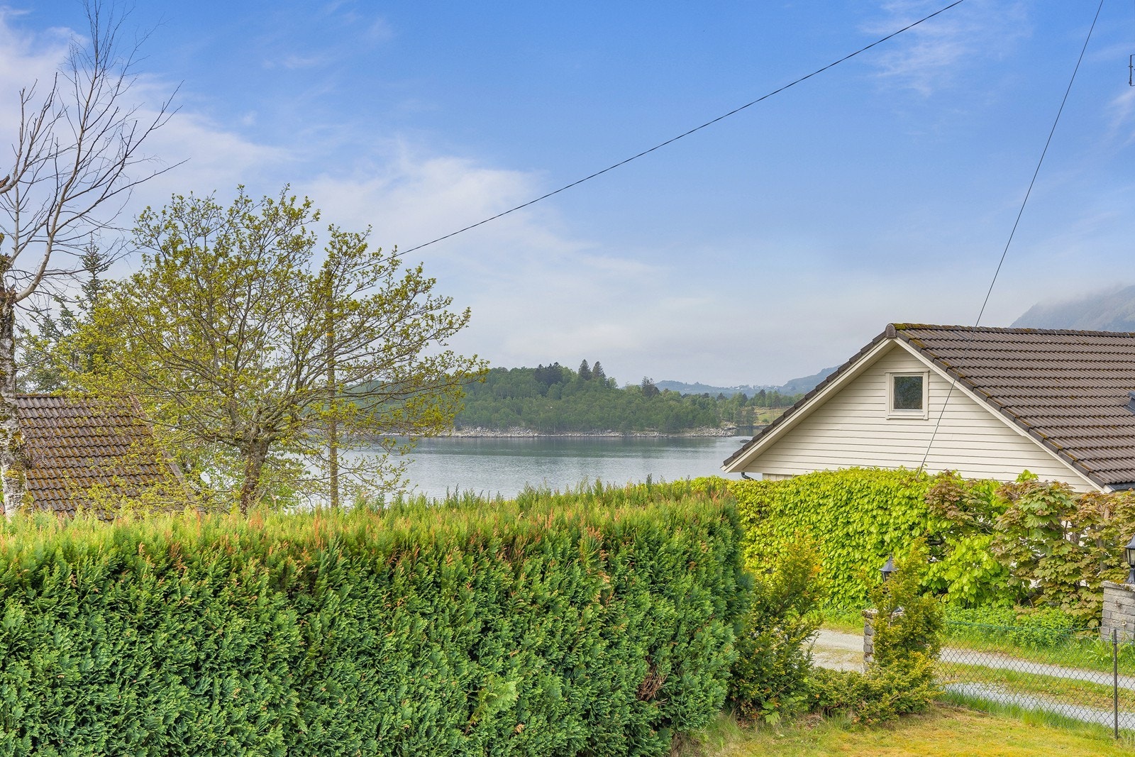 Fra terrassen har du flott utsyn mot fjorden og nærområdet - et sted det er lett å bli sittende. Galleribilde