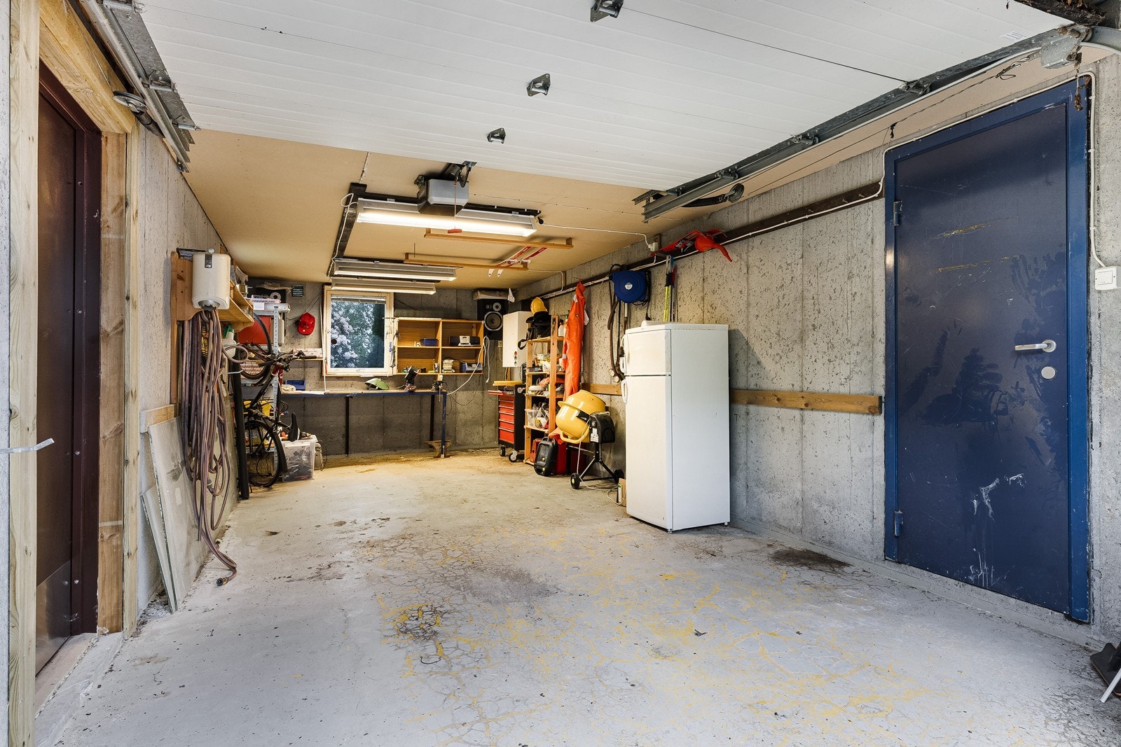 Romslig garasje med god plass til verksted. Galleribilde