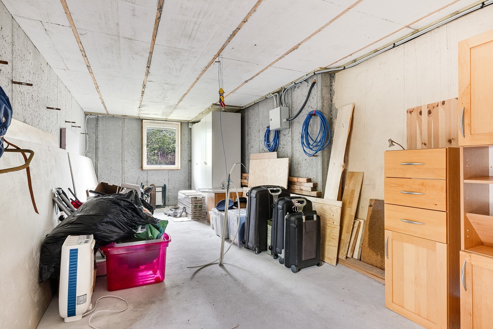 Stort bodareal med god lagringsplass - perfekt for sesongutstyr og hobby. Lagt opp til strøm og plan om inngang til kjellerrom. Galleribilde
