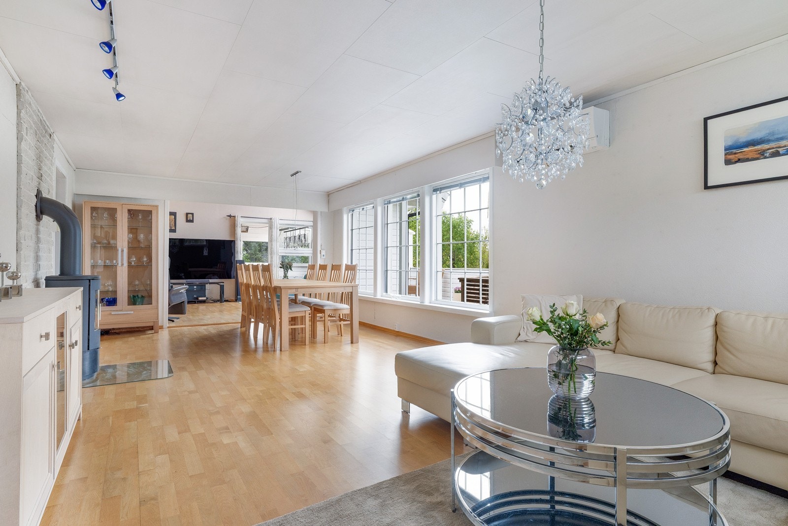 Videre fra gangen kommer en inn i husets hjerte.. stua! stor, romslig og lys, med gode møbleringsmuligheter. Galleribilde