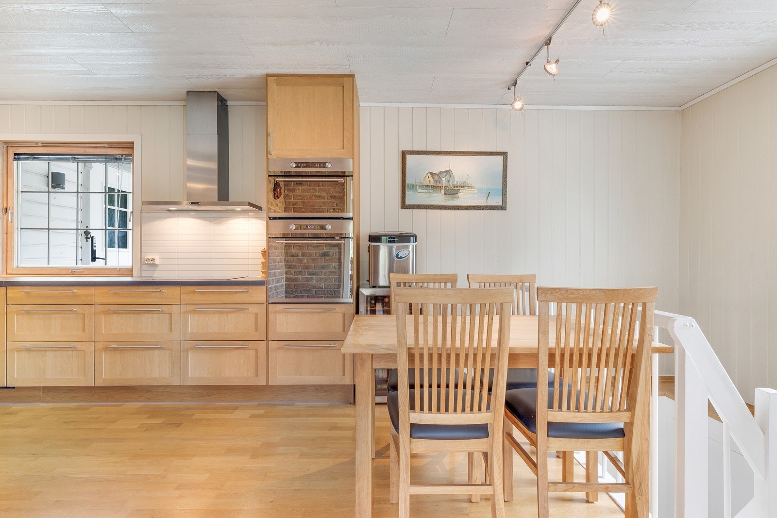 God plass til spisebord ved nedgangen til kjeller. Galleribilde