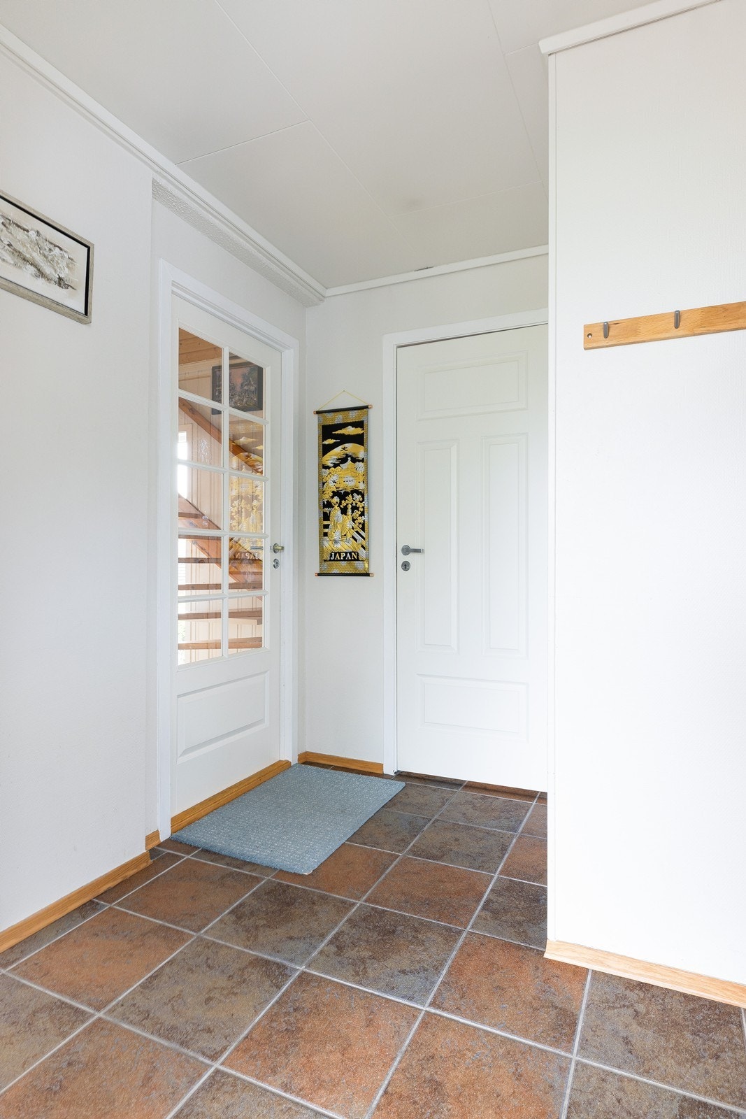 I entre/gang har en inngang til wc i front, vaskerom til høyre og videre inn i boligen til venstre. Galleribilde