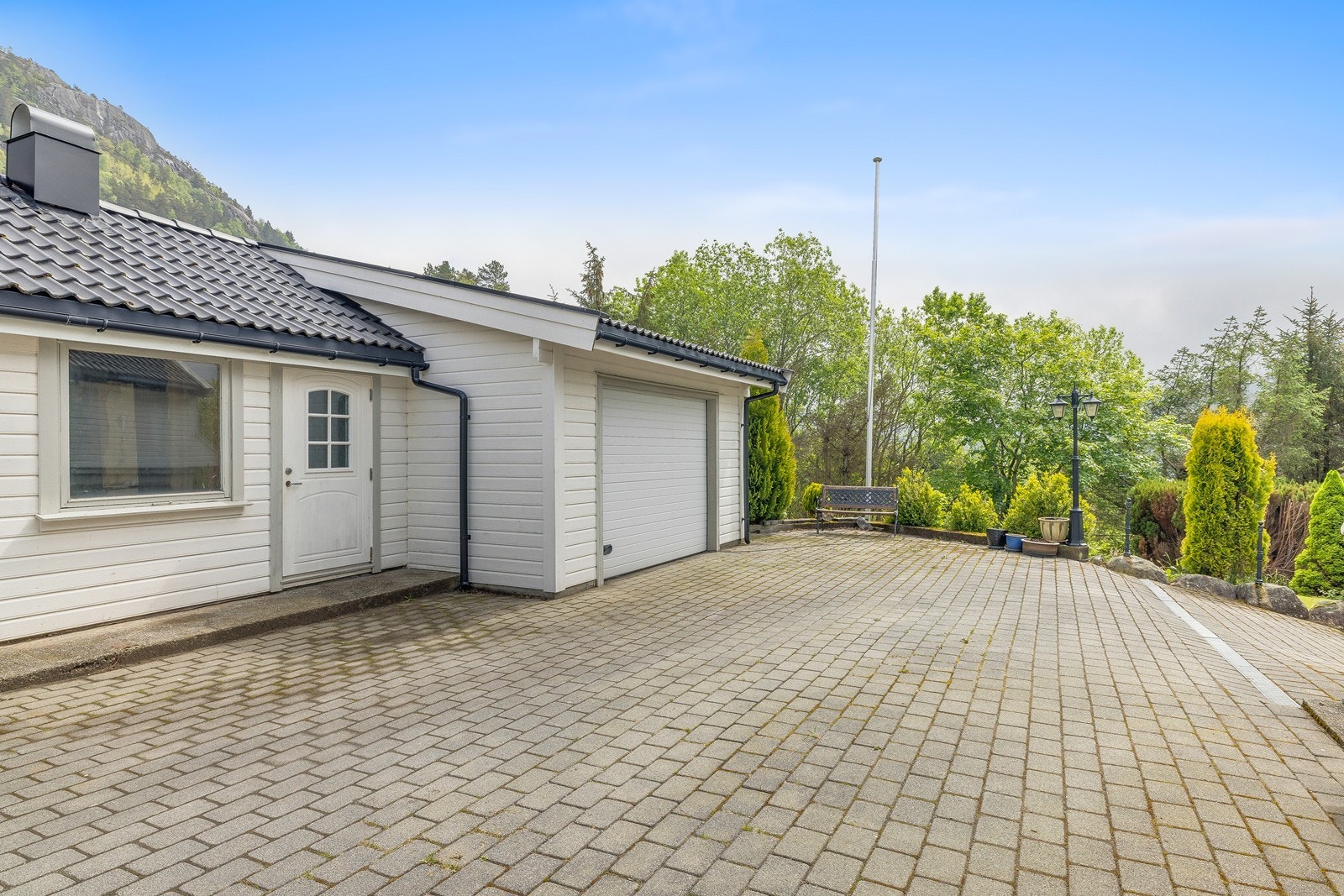 Boligen fremstår velholdt med flott samspill mellom hus, terrasse og hage. Deler av garasjen er godkjent bruksendret for innredning til bolig. Galleribilde