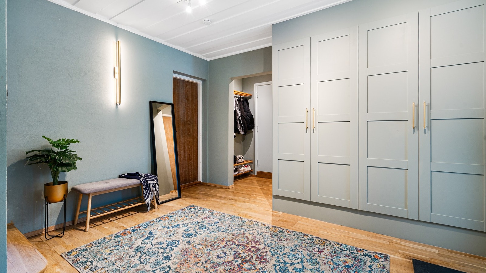 Romslig hall med garderobe Galleribilde