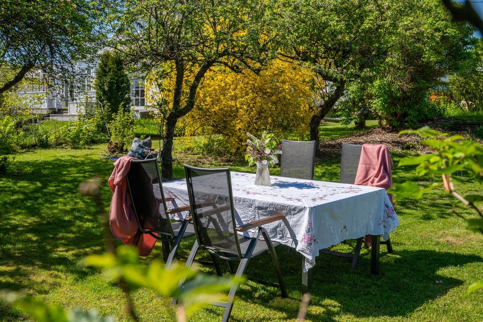 Dette er en drømmeeiendom for deg som ønsker en fredelig og skjermet hageidyll med sol fra morgen til kveld. Galleribilde