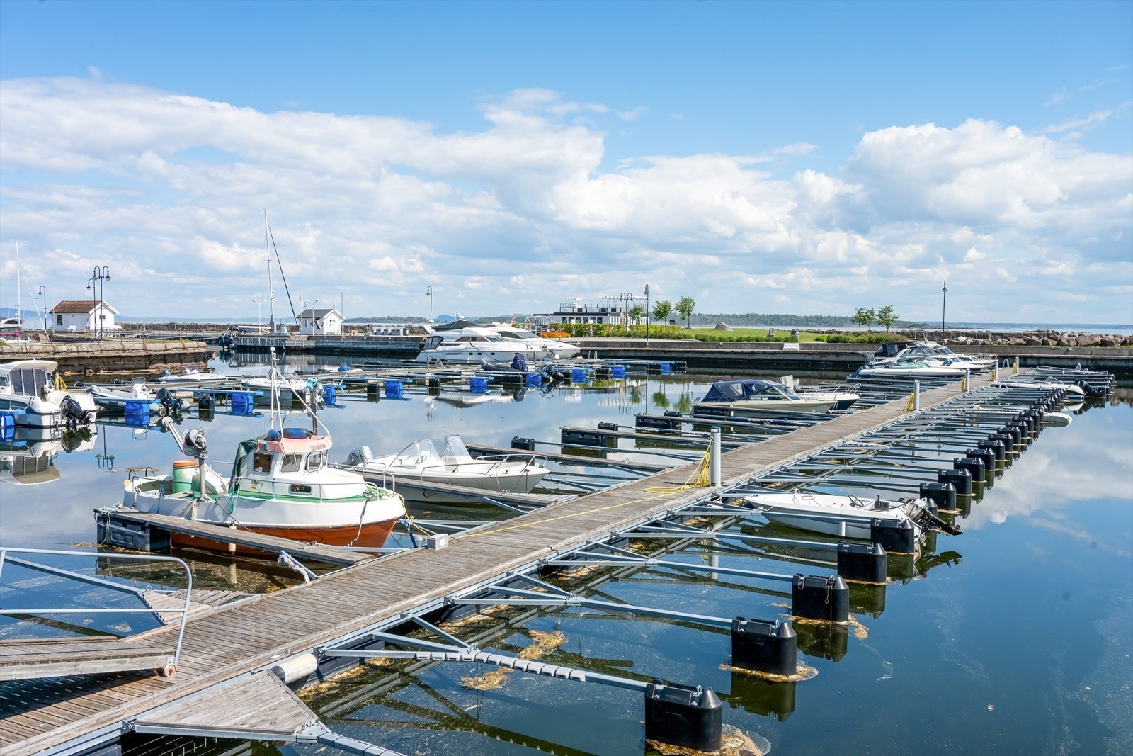 Åsgårdstrand havn har ca 30 gjesteplasser i sommersesongen og ca 310 faste båtplasser. Galleribilde