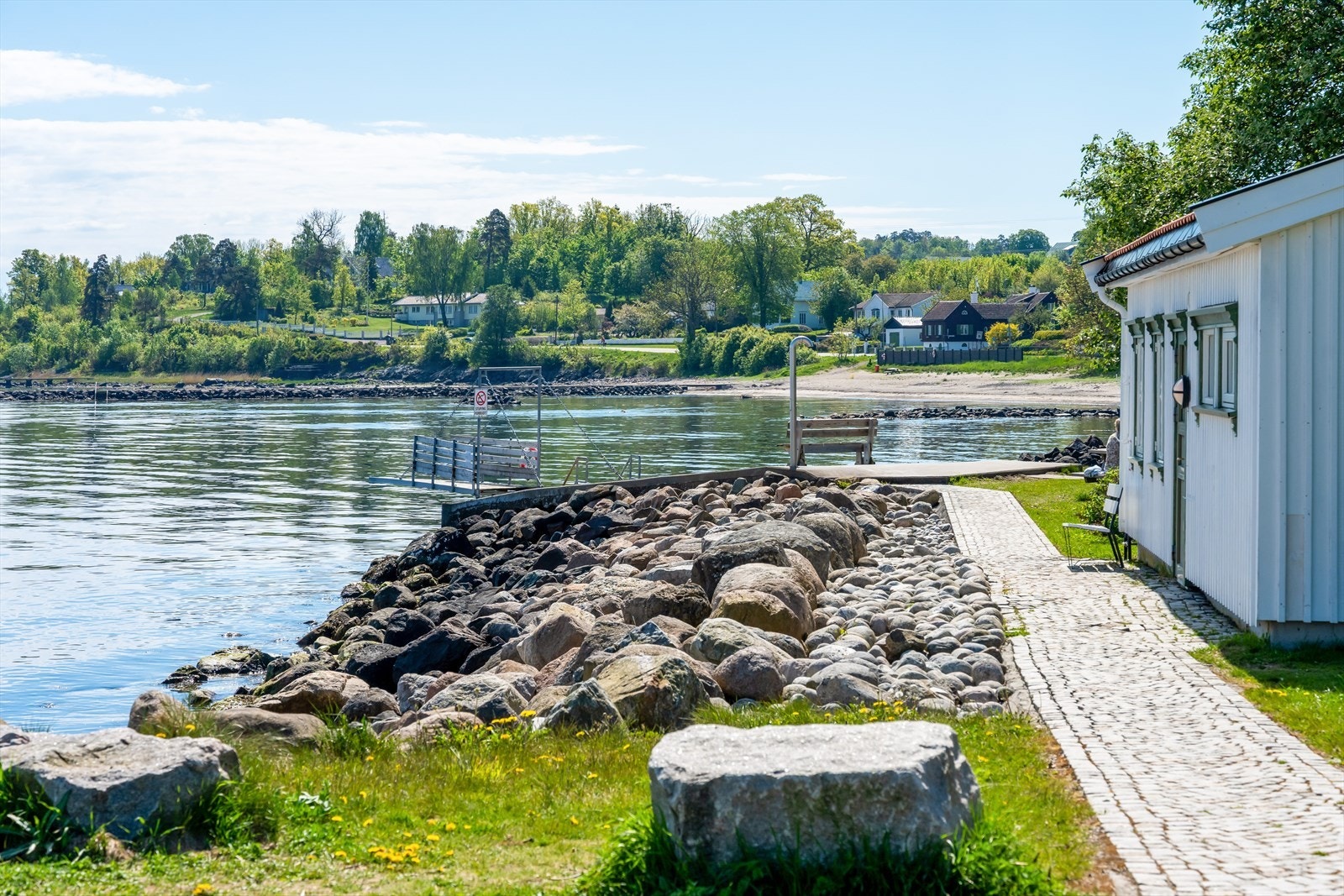 I dag har man ett flott badehus ved stranda. Huset er innredet med et stort oppholdsrom, dusjer, toaletter og badstue. Det skal også bygges badstue av hotellet! Galleribilde