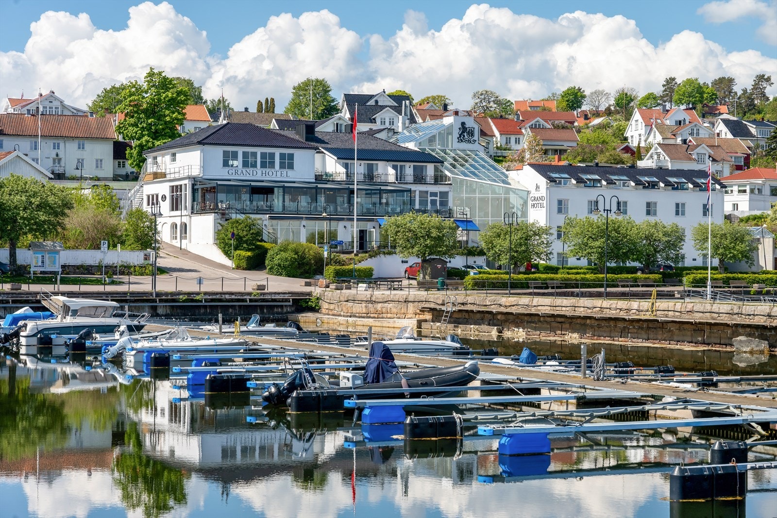 Grand Hotel Åsgårdstrand er et kjent hotell helt nede ved havnen i Åsgårdstrand, med panoramautsikt over Oslofjorden og en av byens mest attraktive beliggenheter. Galleribilde