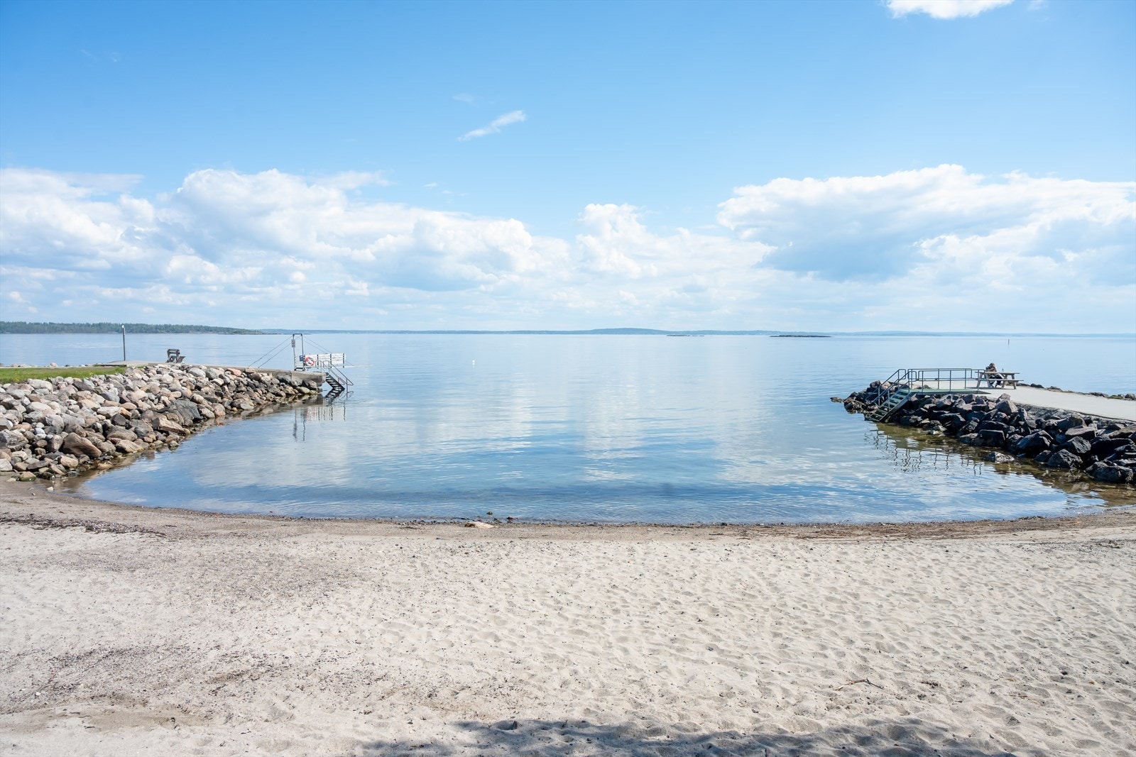 Ved Badeparken er det kiosk, stupebrett, volleyballbane, sandstrand og store grøntområder. Galleribilde