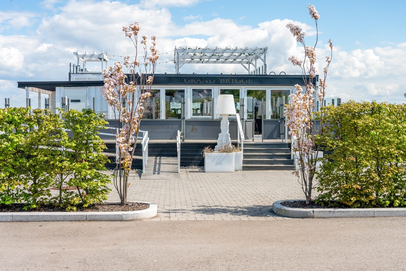 Grand Brygge Bar & Restaurant er en sesongåpen bryggerestaurant som ligger ved småbåthavnen og er tilknyttet Grand Hotel Åsgårdstrand. Galleribilde