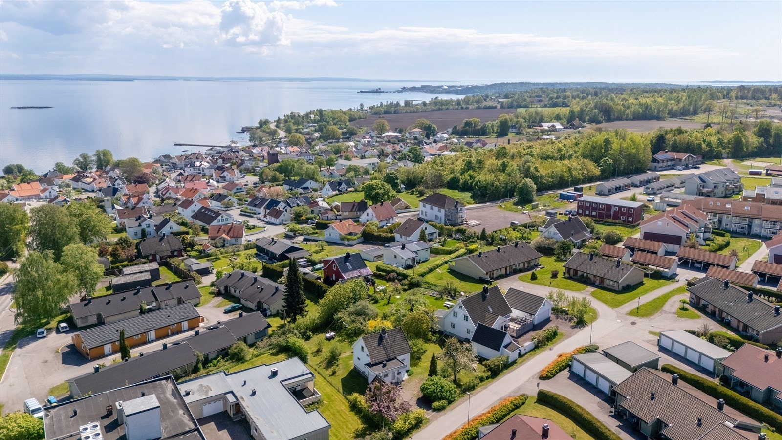 Som nærmeste nabo finner du Baker Nilsen AS - et sjarmerende, tradisjonelt bakeri med ferske bakevarer seks dager i uken. Her kan du starte dagen med nybakt brød, fersk kaffe og fristende bakverk rett utenfor døren. Galleribilde