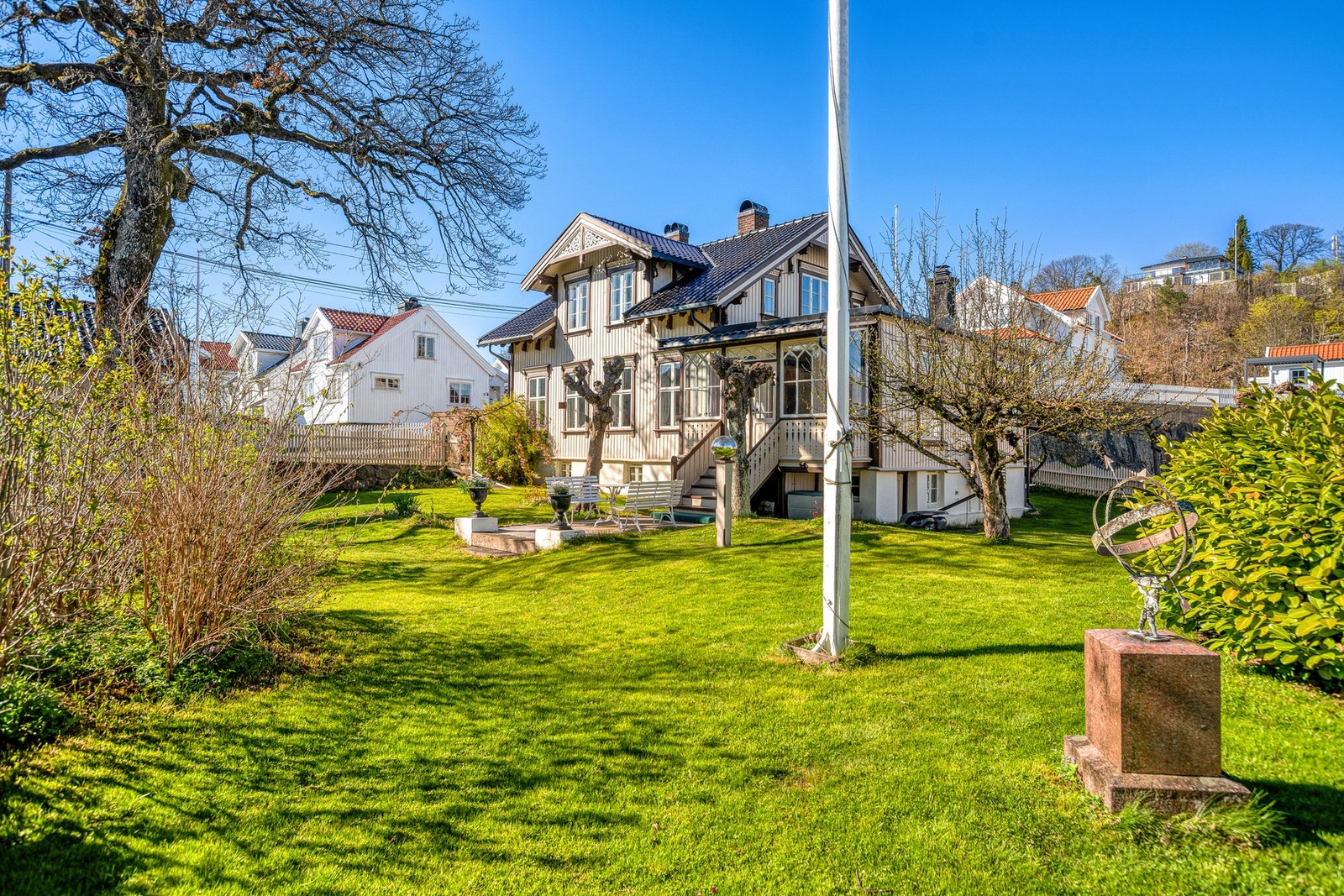 Flere hyggelige sitteplasser er plassert rundt på tomten, perfekt for rolige morgenstunder, sommermiddager og sosiale sammenkomster i vakre omgivelser. Galleribilde