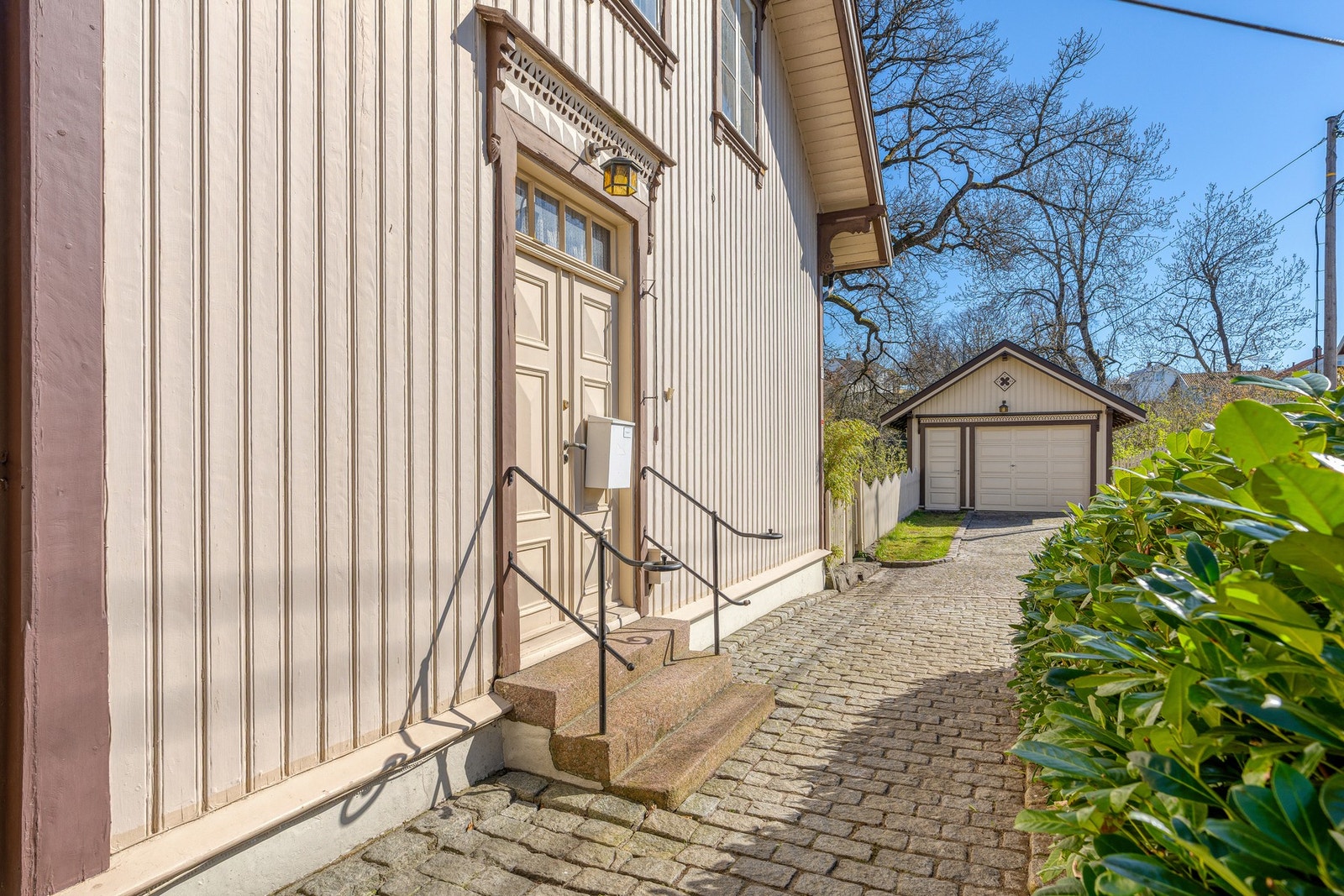 Adkomstpartiene rundt Villa Ekely er pent opparbeidet med brosteinsbelagte gangarealer. Galleribilde