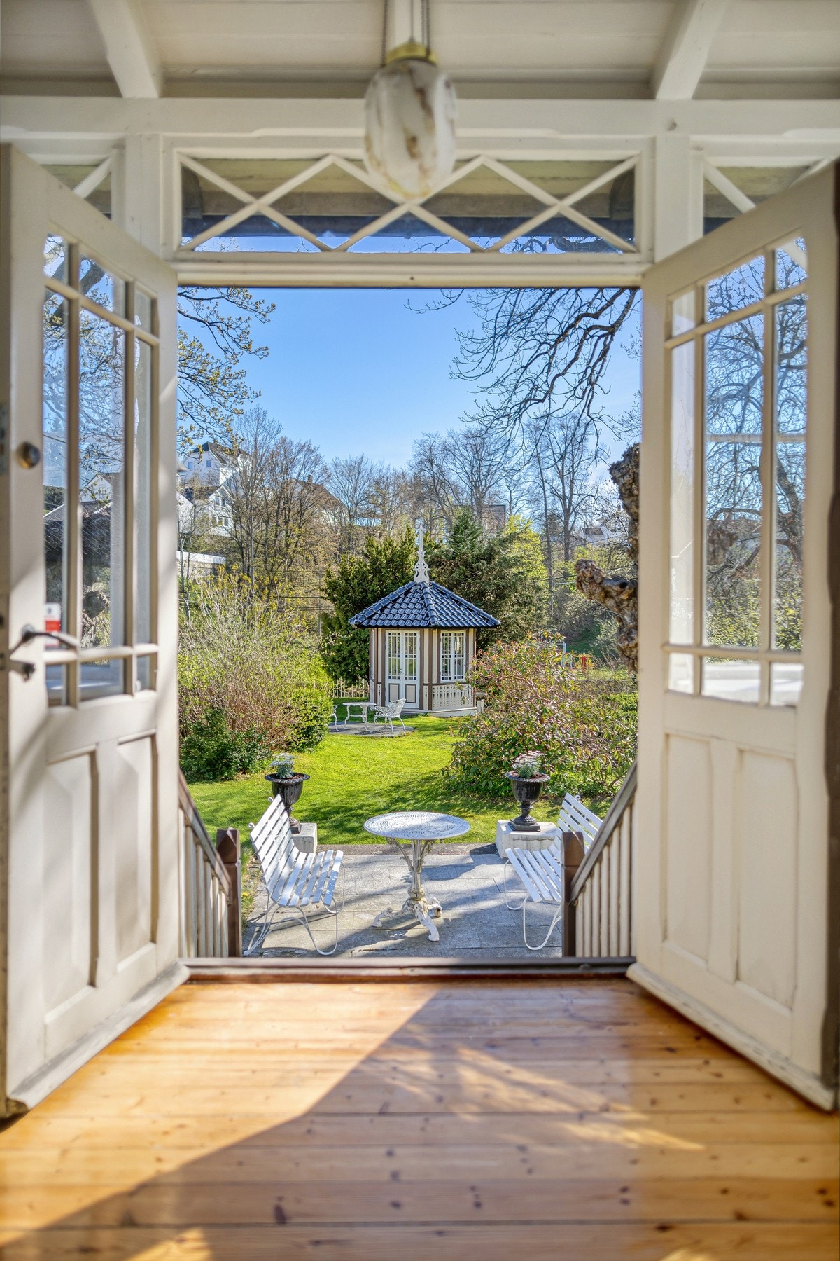 Fra den flotte verandadøren åpner boligen seg mot en vakker og parkmessig hage som gir en helt spesiell atmosfære. Galleribilde