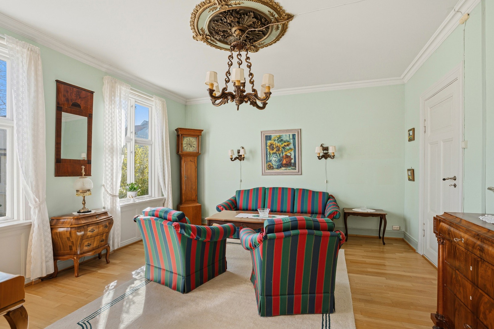 Store vindusflater slipper inn rikelig med dagslys og fremhever de klassiske detaljene som originale tregulv, vakre takrosetter, listverk og dekorative elementer. Galleribilde