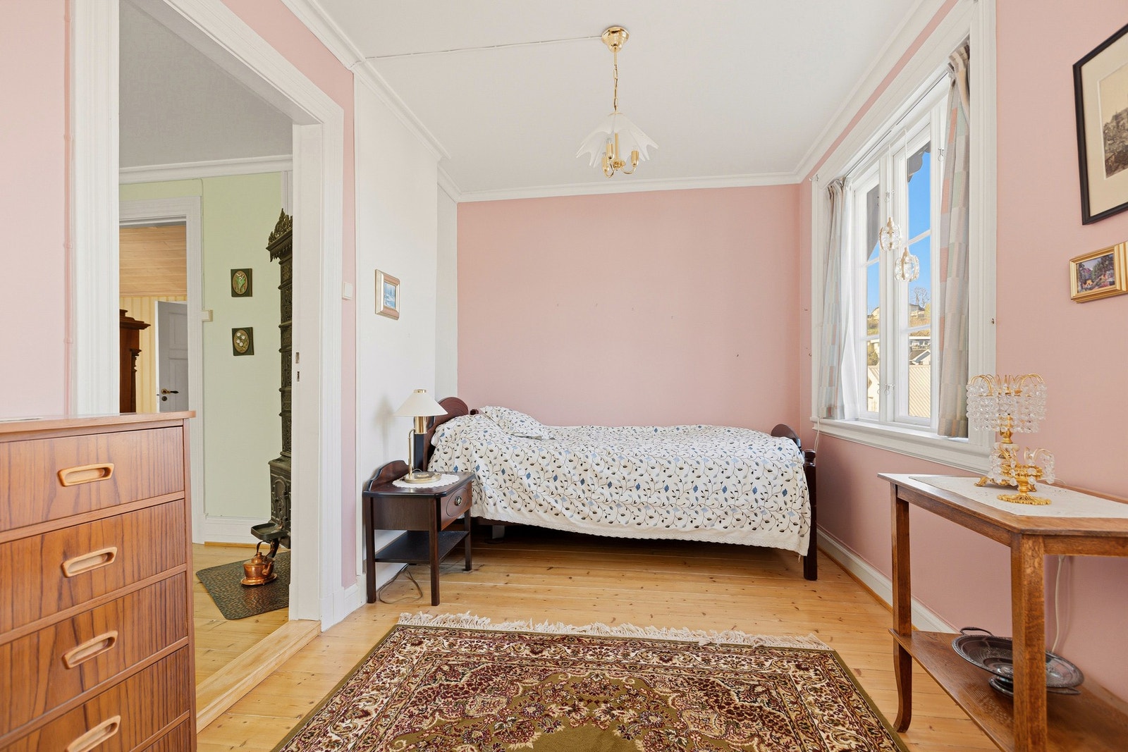 Soverommet fremstår som lyst og innbydende med en rolig og harmonisk atmosfære. Galleribilde