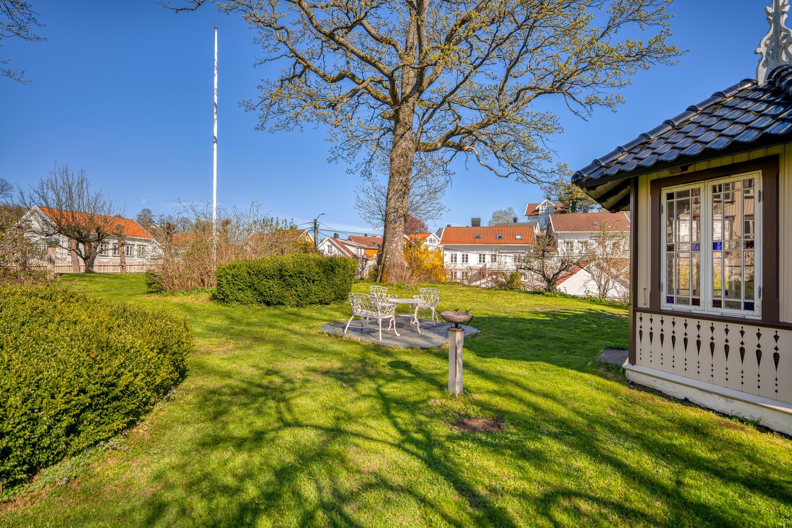 De åpne plenene kombinert med eldre trær, hekkebeplantning og klassiske detaljer gir eiendommen en sjelden atmosfære som minner om tradisjonelle sørlandsvillaer fra en svunnen tid. Galleribilde