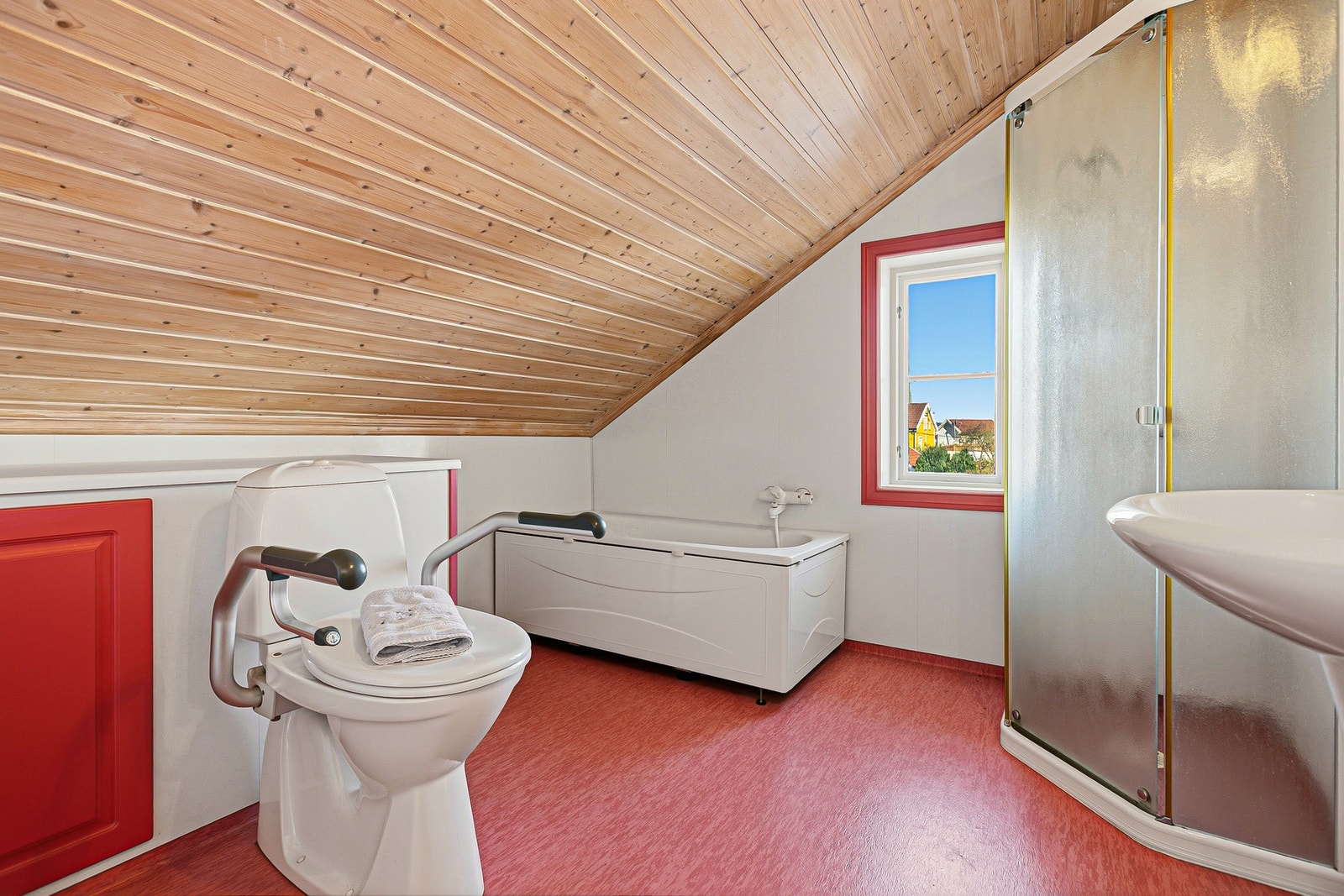 Badet i 2. etasjen har en særegen utforming med dusjhjørne. Galleribilde