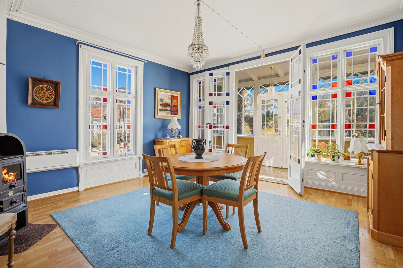 Utgangen til glassveranda og hage forsterker følelsen av romslighet og gir spisestuen en ekstra dimensjon i sommerhalvåret. Galleribilde