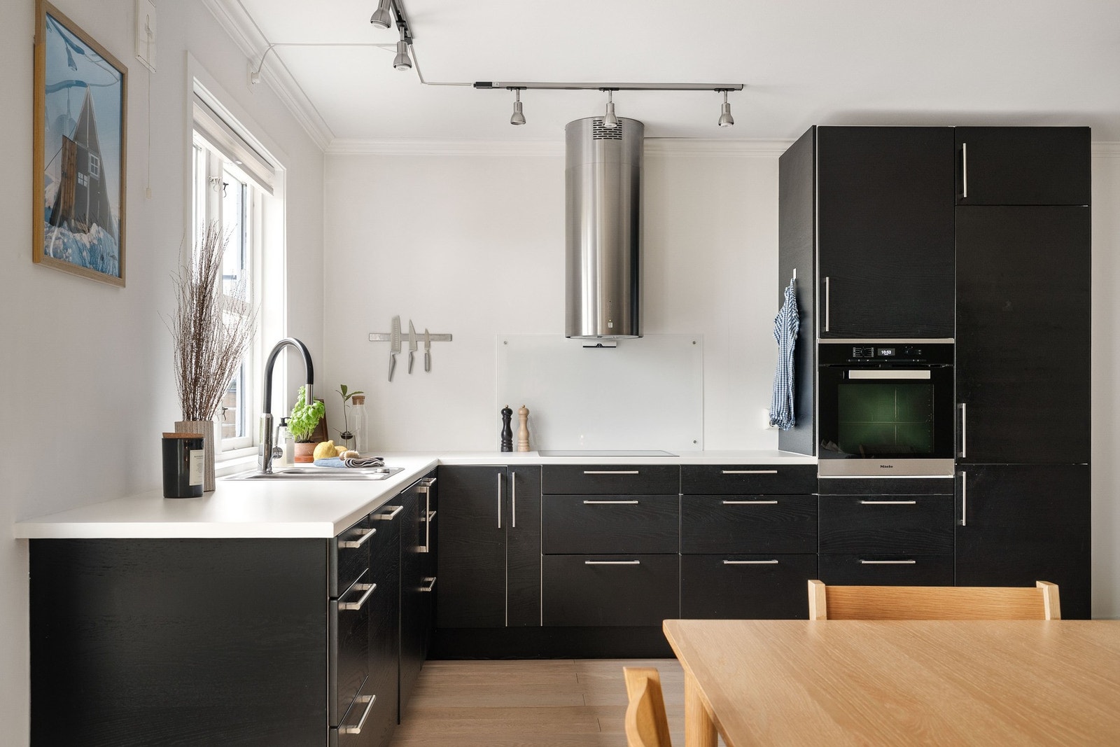 Kjøkkenet byr på gode arbeidsflater, rikelig med oppbevaringsplass og en praktisk utforming som passer perfekt til både hverdag og sosiale sammenkomster. Galleribilde