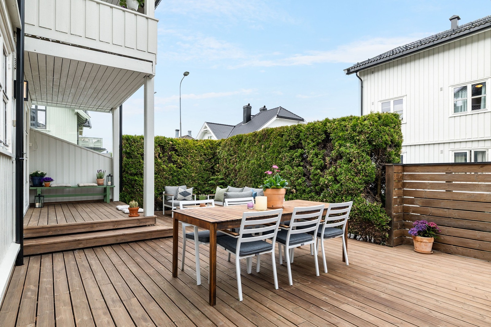 Luftig og innbydende terrasse med overbygget del som gir gode muligheter for å nyte uteplassen uansett vær. Galleribilde