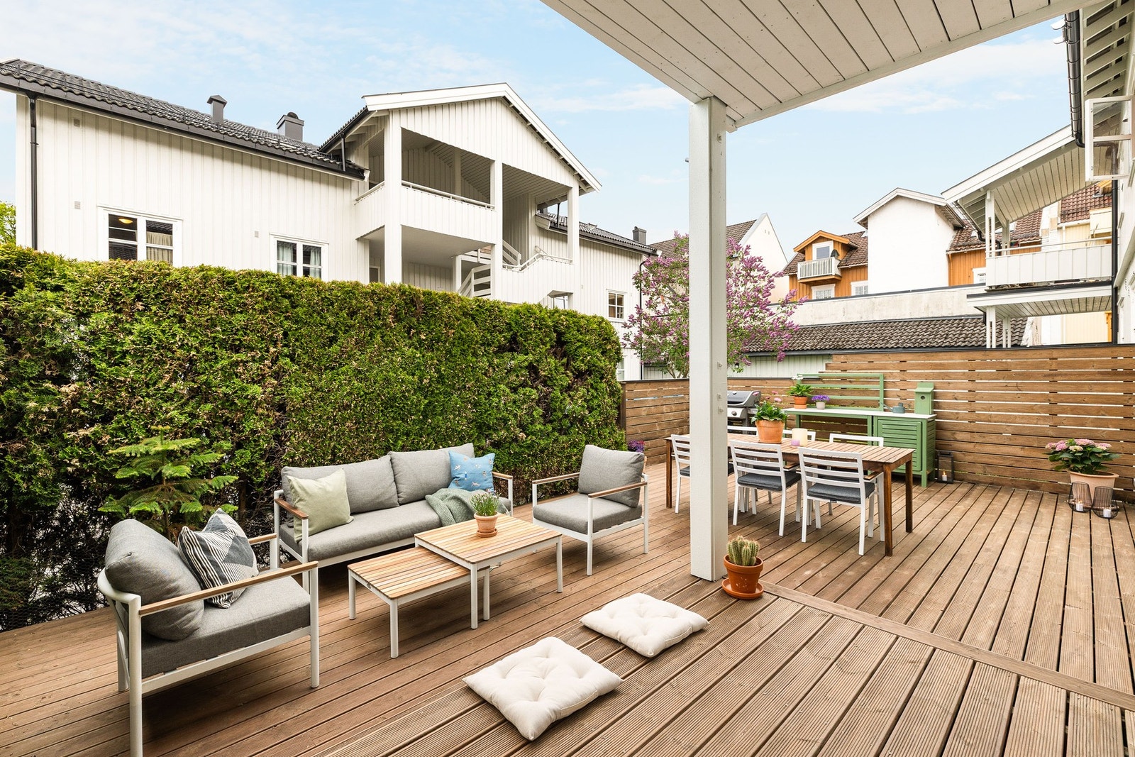 Leiligheten har en lys og romslig terrasse med god plass til utemøbler. Her er det plass til både sittegruppe og spisebord. Galleribilde
