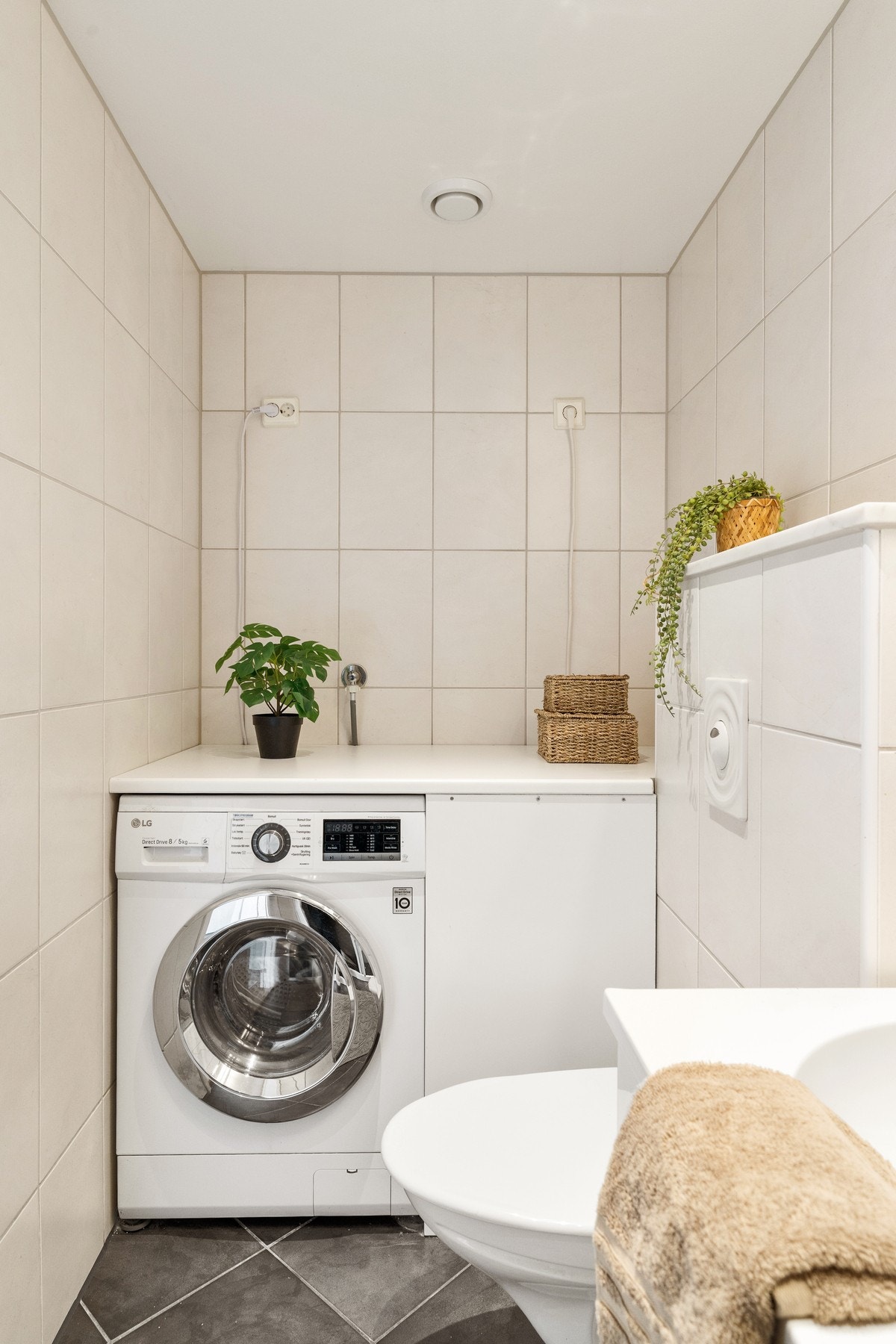 Badet har veggehengt toalett og opplegg til vaskemaskin, og stikk til tørketrommel om man vil ha det. Galleribilde