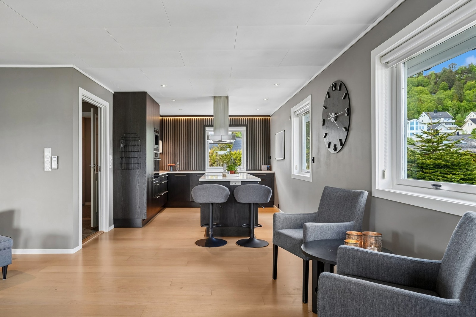 Kjøkkenet ligger i en åpen og sosial løsning mot stuen. Galleribilde