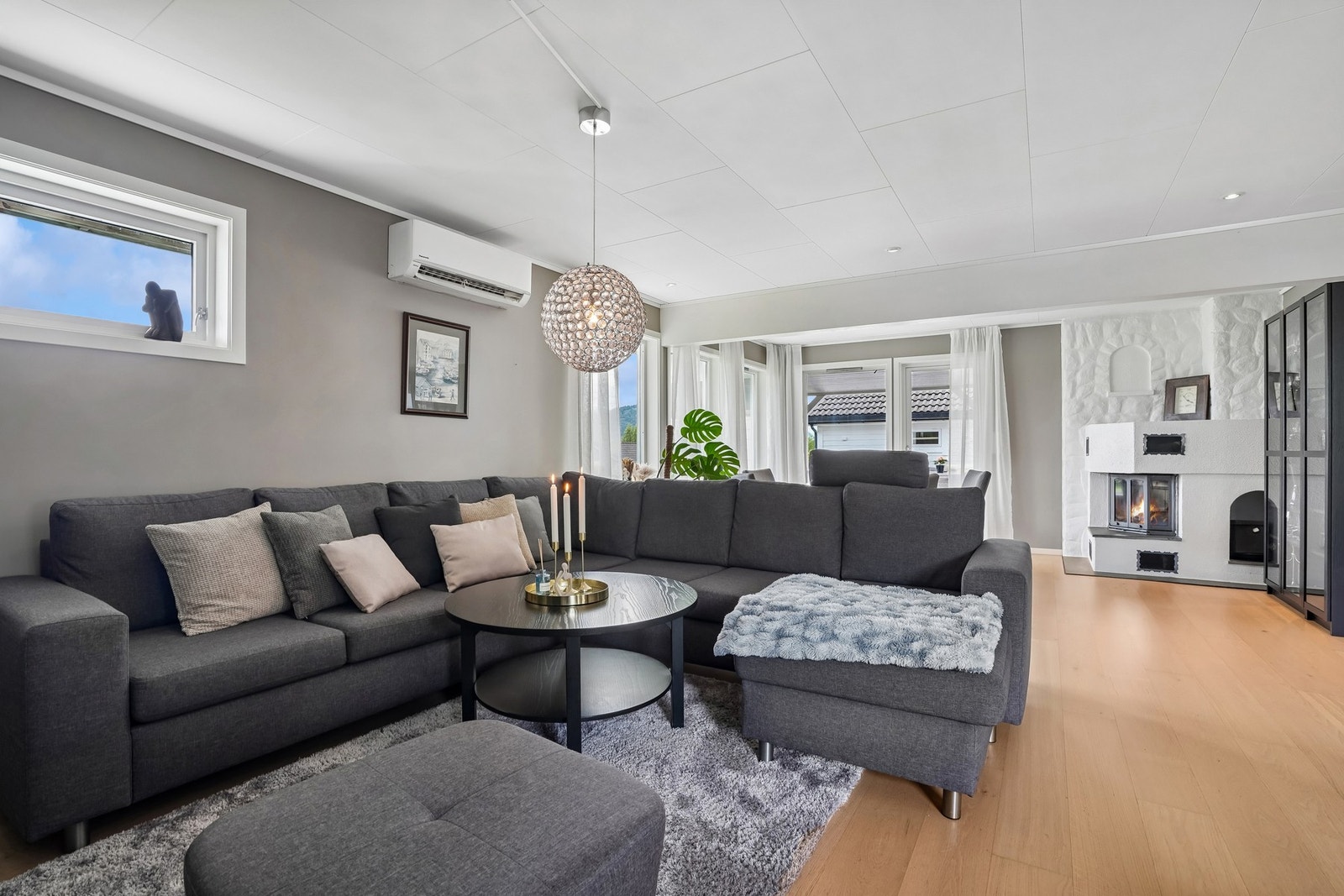 I stuen er det god plass til en stor sofagruppe med plass til hele familien - et naturlig samlingspunkt i hjemmet. Galleribilde