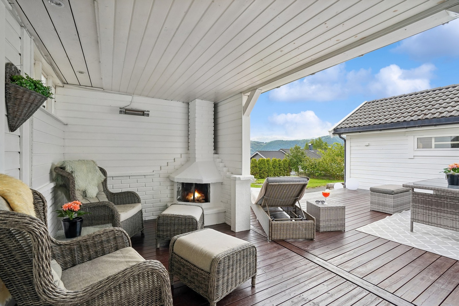 Fra stuen er det utgang til en overbygd terrasse med peis mot syd på ca. 35 kvm. Galleribilde