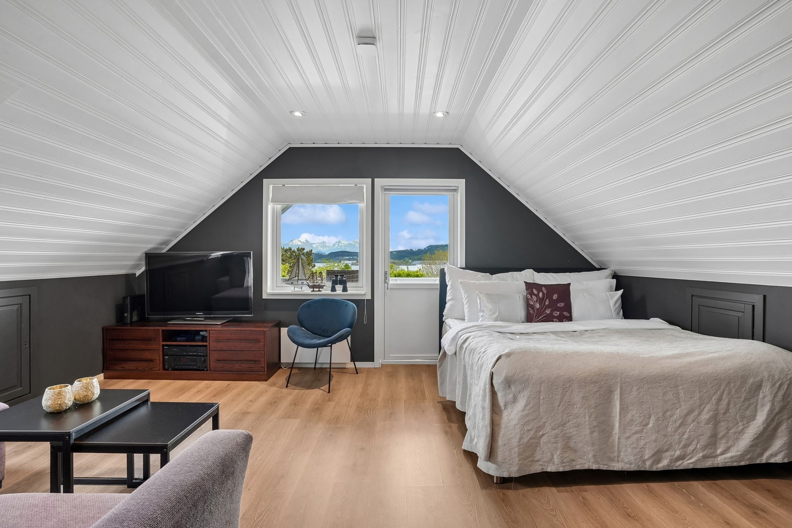 Loftstuen er på ca. 18 kvm, og er malt i en moderne farge og gulvet er belagt med en slitesterk laminat. Galleribilde