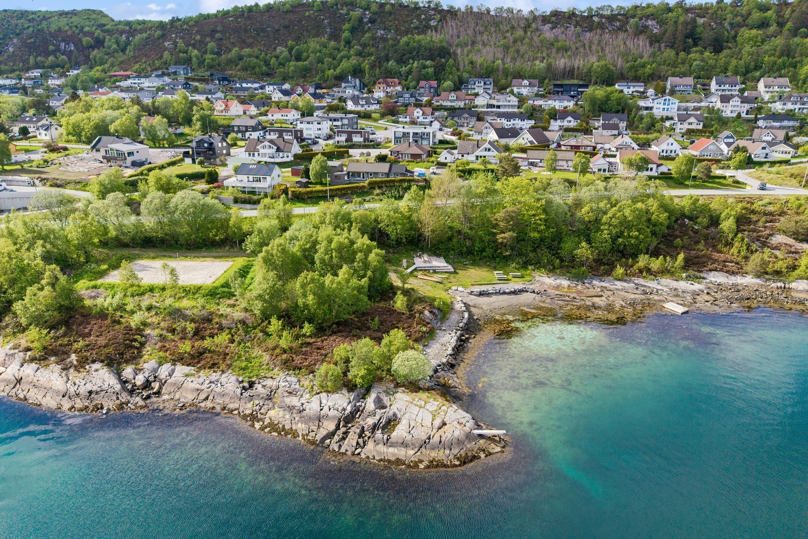 Eiendommen har nærhet til flotte tur- og friluftsområder som blant annet Kverveaksla og turstien til Kverve. Galleribilde
