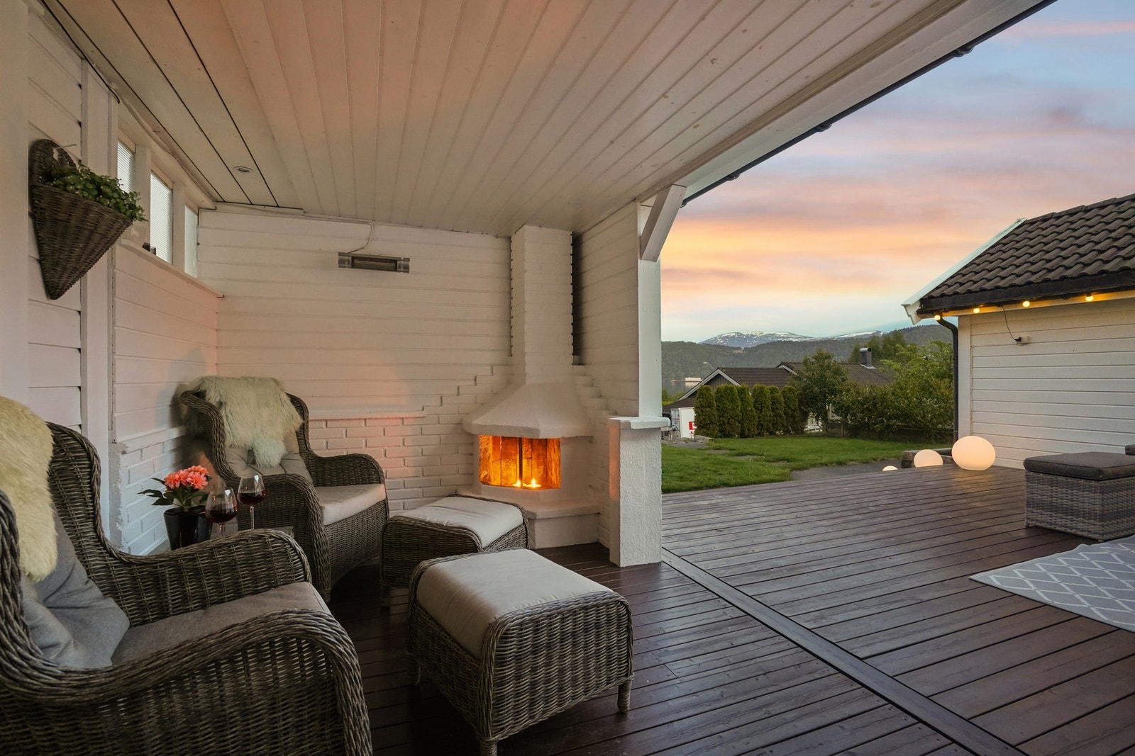 Stemningsfull og delvis overbygget terrasse med flott utsikt og perfekte rammer for hyggelige kvelder. Galleribilde