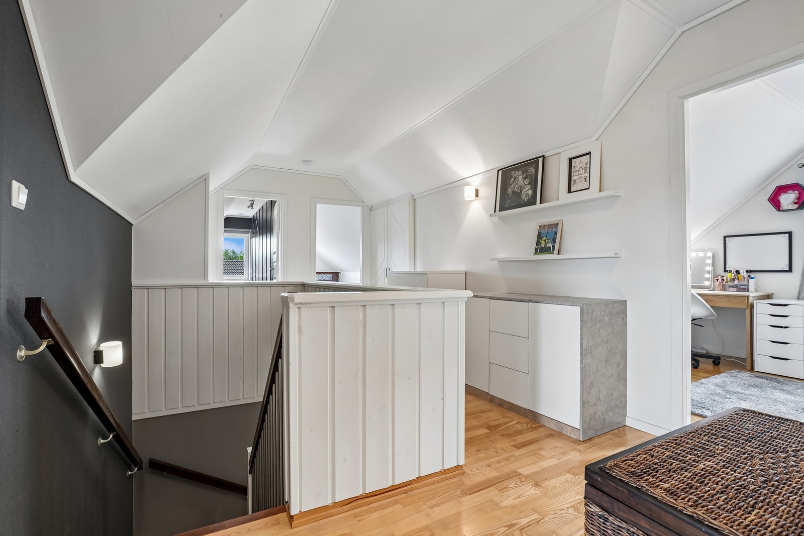 På loft finner vi blant annet loftstue/soverom, tre soverom og bad. Galleribilde