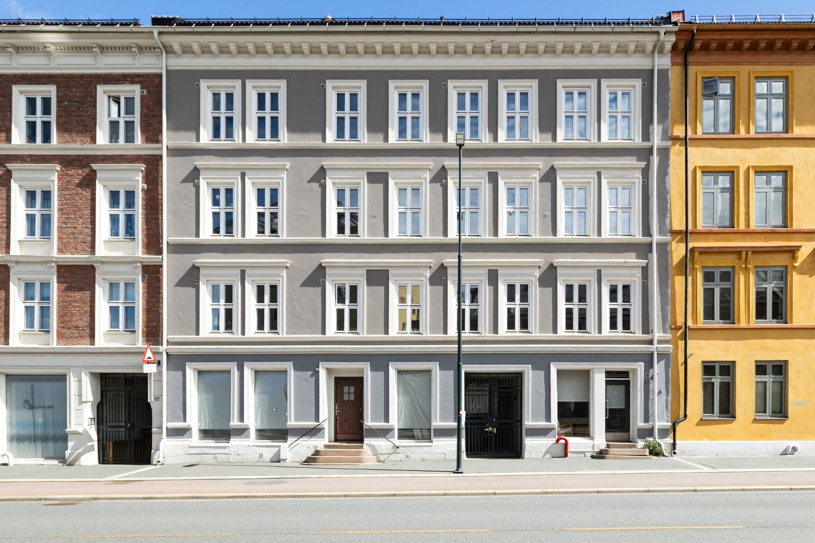 Leiligheten er beliggende i 2.etasje, har har en gjennomgående og godt utnyttet planløsning. Galleribilde