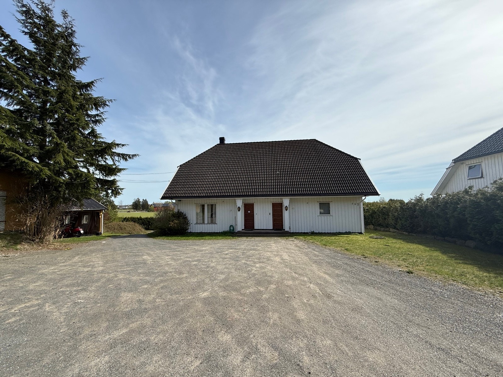 Leiligheten i 1. og 2. etasje har inngang i 1.etasje, mens leilighetene i underetasjen har adkomst fra nedsiden av huset Galleribilde