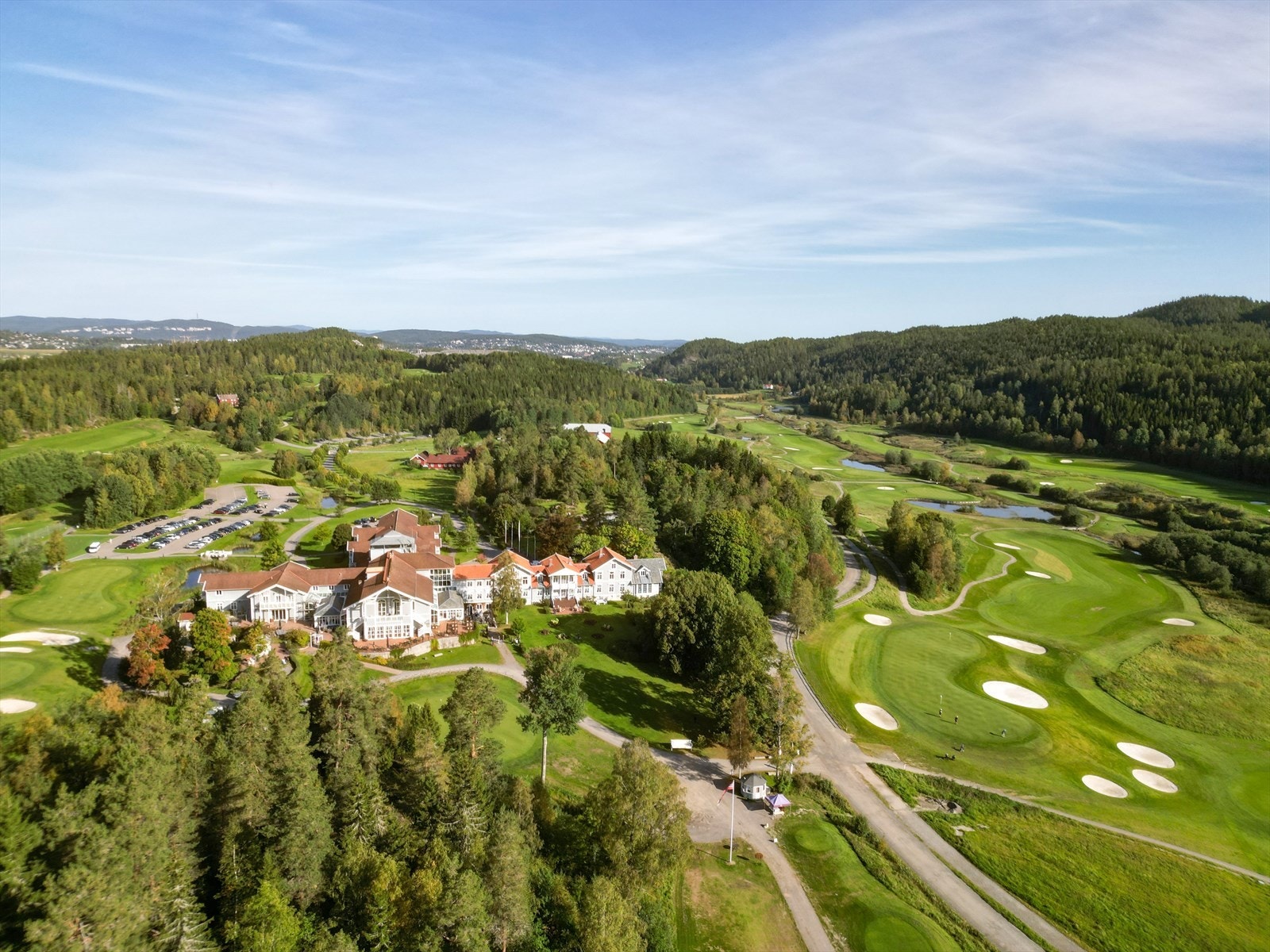 Losby CC er en av Norges beste golfanlegg, med både 9- og 18-hulls golfbaner, driving range, putting green og golfsimulator. Galleribilde