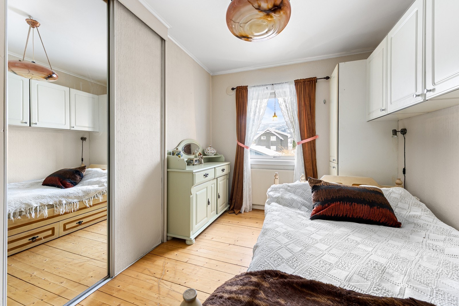 Det ene rommet er også utstyrt med innebygget garderobe med skyvedører. Galleribilde