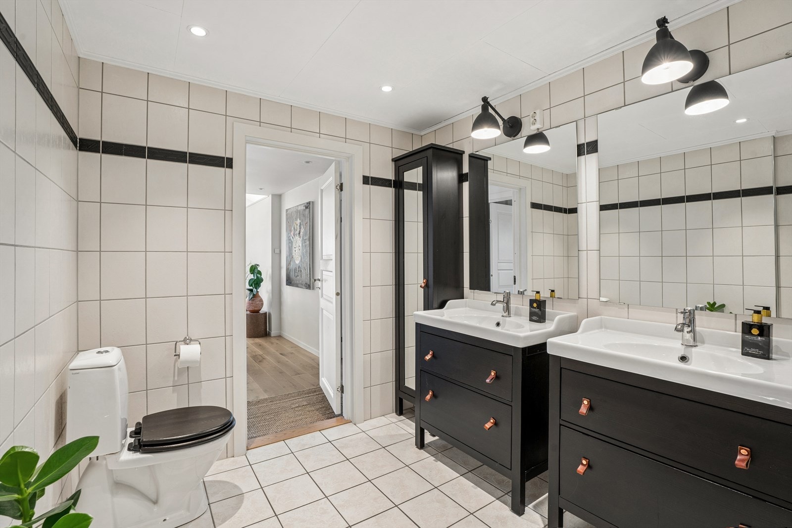 Rommet er innredet med dobbel servant, og har både varmekabler i gulv og downlights i himling Galleribilde