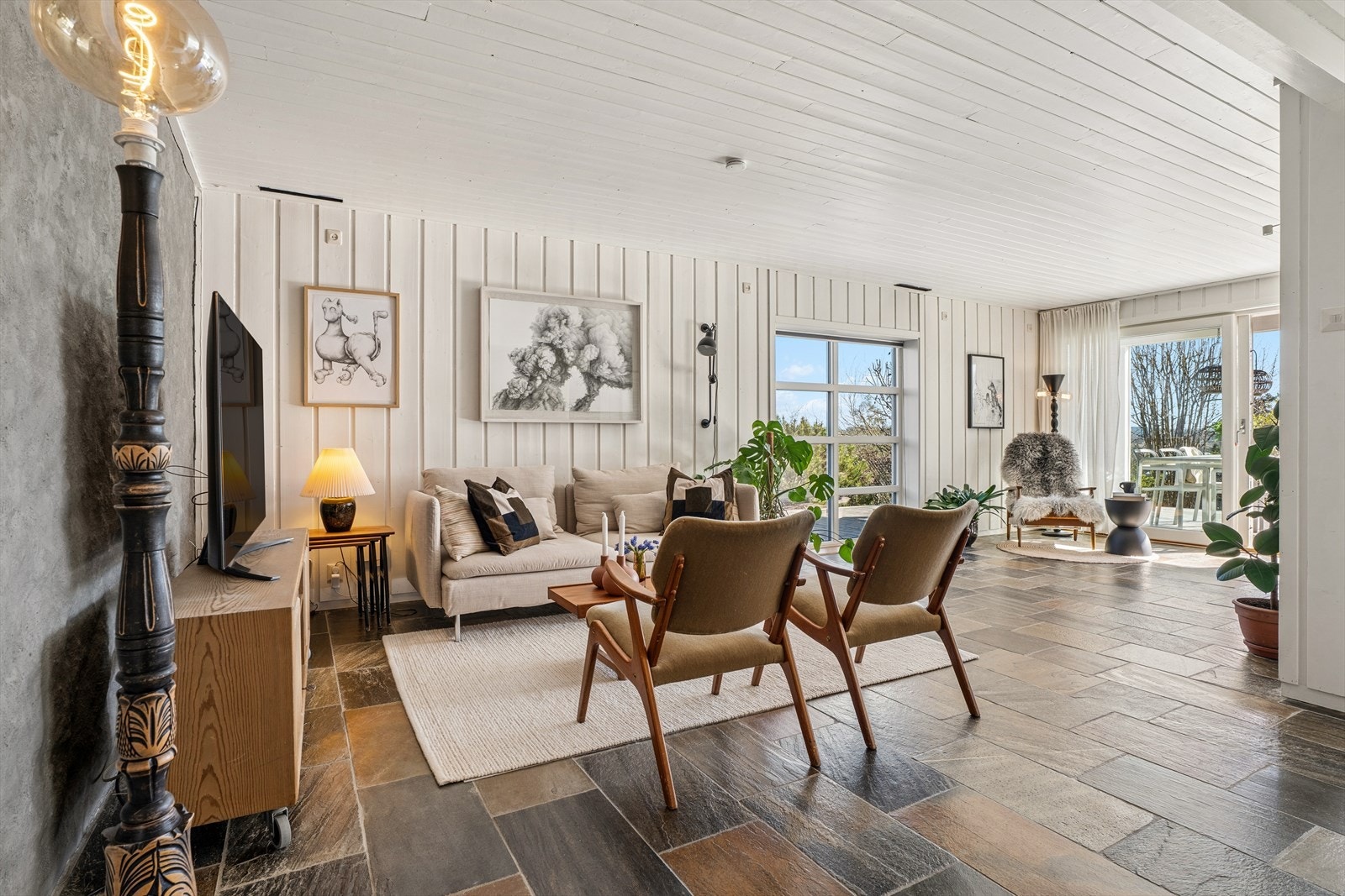 Det er god plass til en romslig sofagruppe, TV og oppbevaringsmøbler i stuen nede Galleribilde