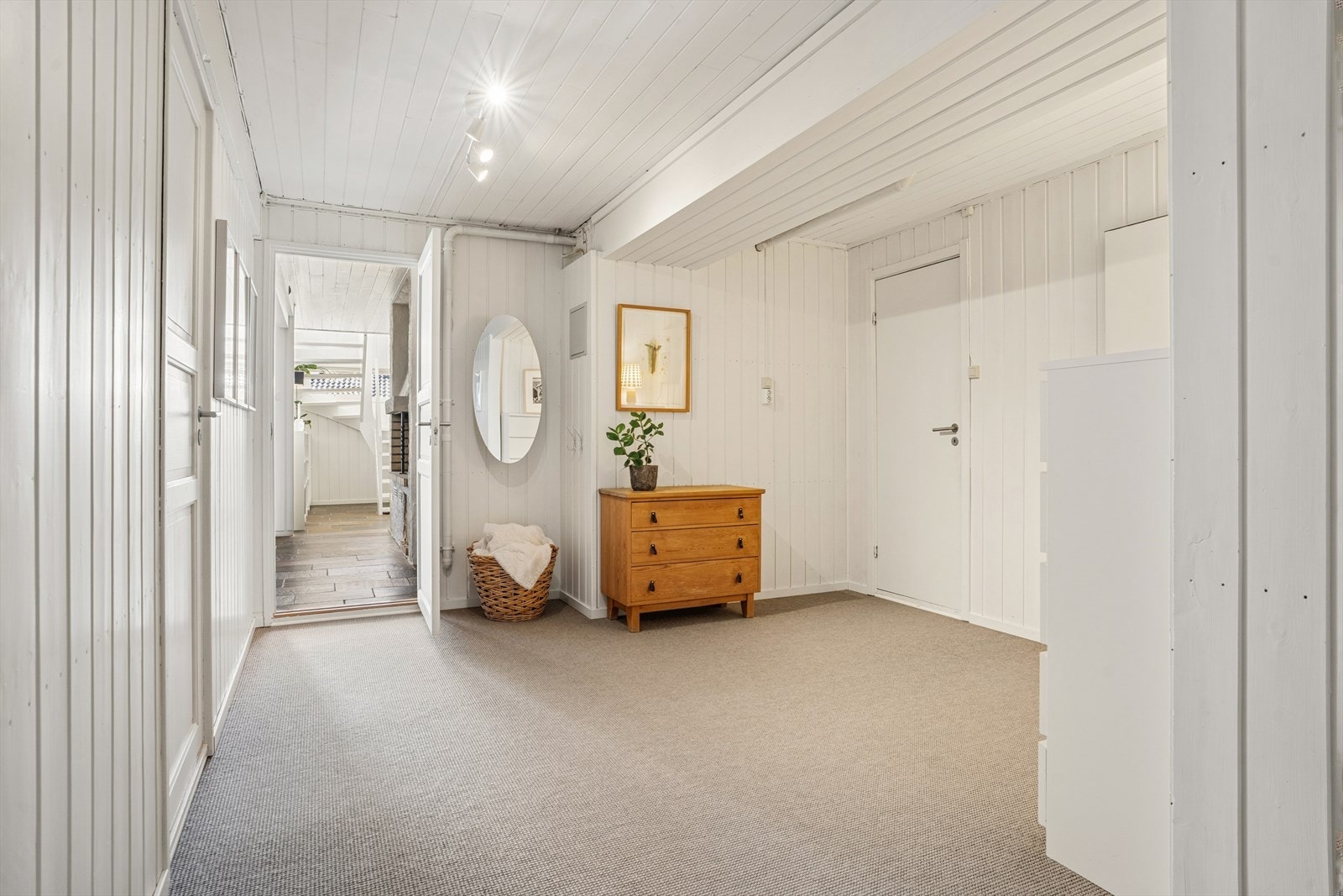 Stor gang med videre adkomst til etasjens øvrige rom som har mye god oppbevaringsplass Galleribilde